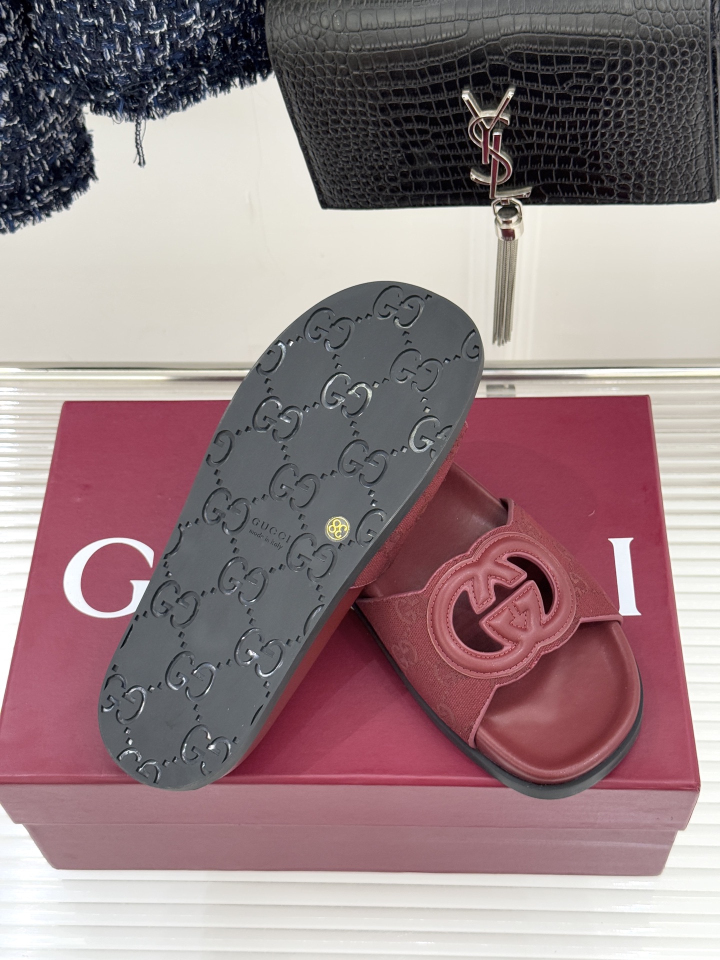 Gucci/古驰经典双G镂空休闲拖鞋✨它以标志性的双G镂空设计将品牌经典元素融入其中彰显独特的时尚态度走