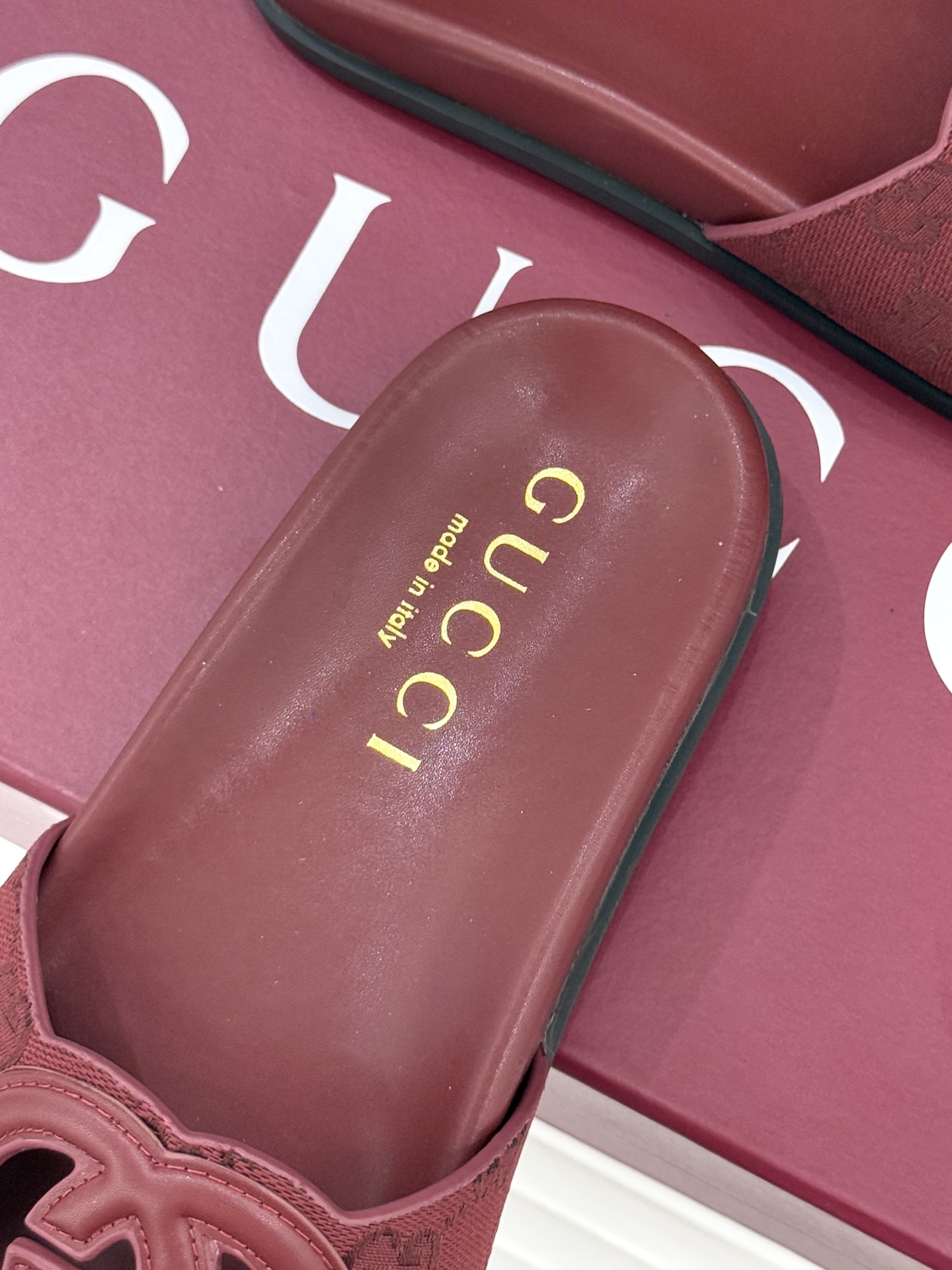 Gucci/古驰经典双G镂空休闲拖鞋✨它以标志性的双G镂空设计将品牌经典元素融入其中彰显独特的时尚态度走