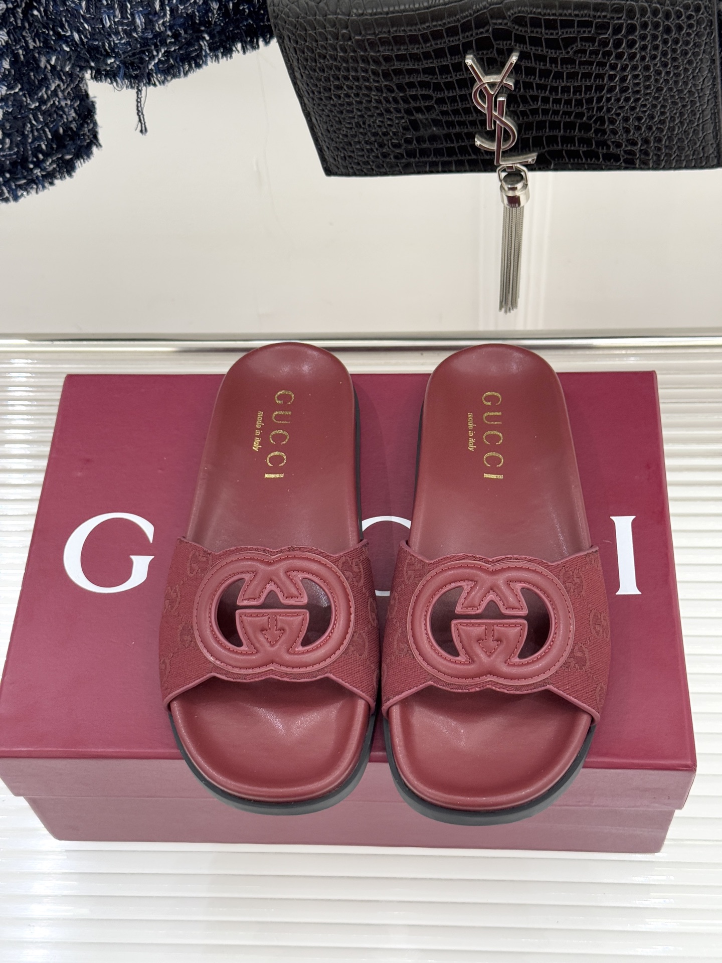 Gucci/古驰经典双G镂空休闲拖鞋✨它以标志性的双G镂空设计将品牌经典元素融入其中彰显独特的时尚态度走