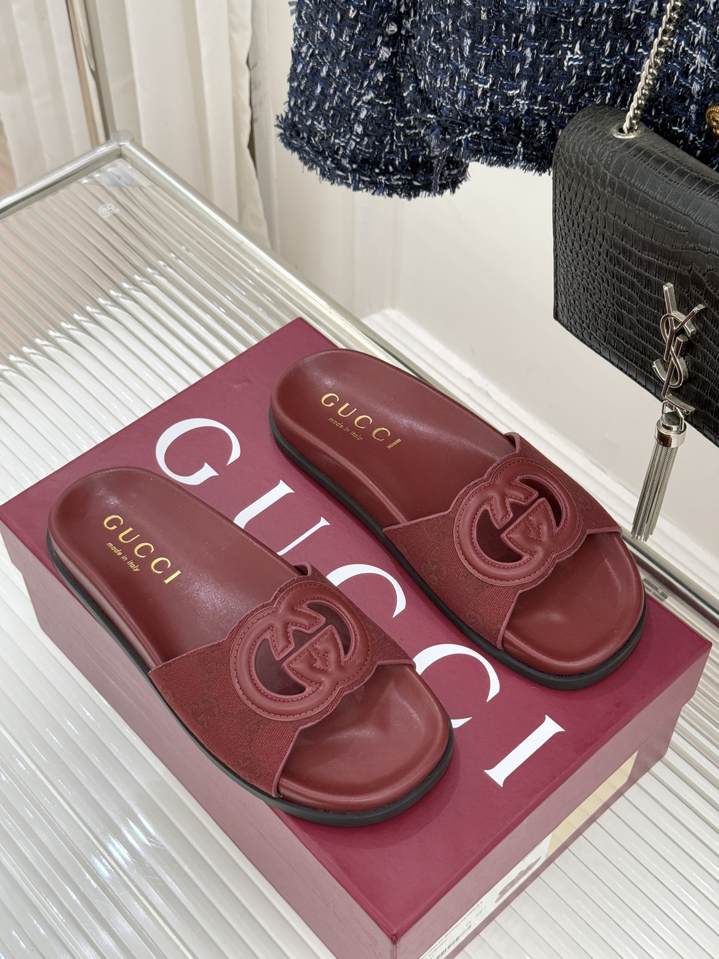 Gucci/古驰经典双G镂空休闲拖鞋✨它以标志性的双G镂空设计将品牌经典元素融入其中彰显独特的时尚态度走