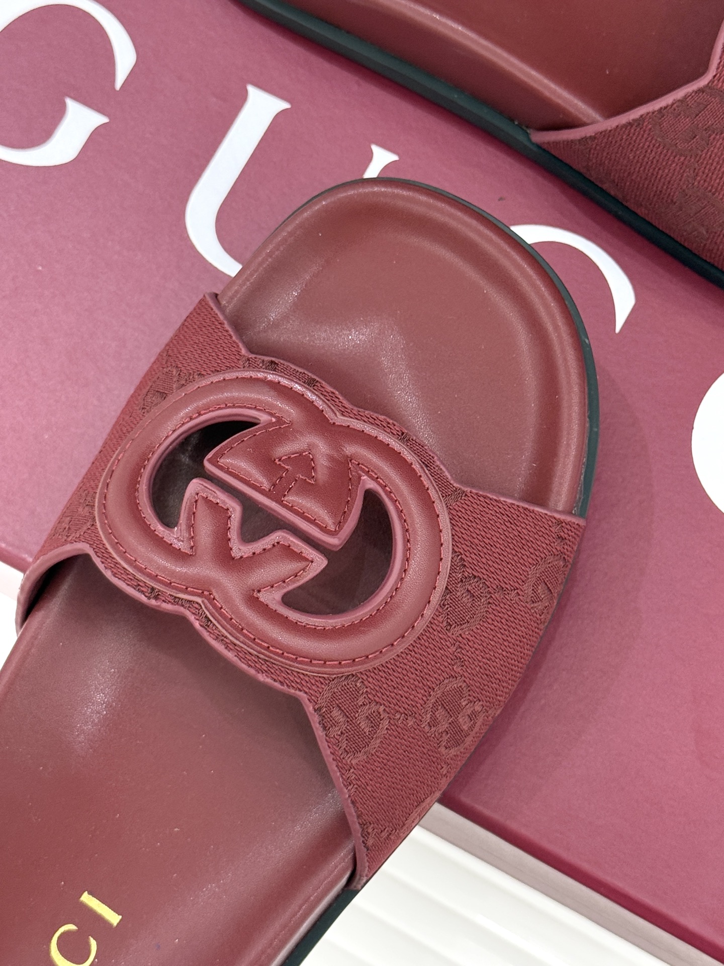 Gucci/古驰经典双G镂空休闲拖鞋✨它以标志性的双G镂空设计将品牌经典元素融入其中彰显独特的时尚态度走