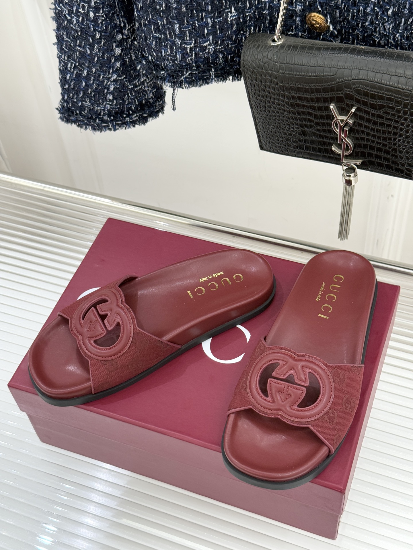 Gucci/古驰经典双G镂空休闲拖鞋✨它以标志性的双G镂空设计将品牌经典元素融入其中彰显独特的时尚态度走