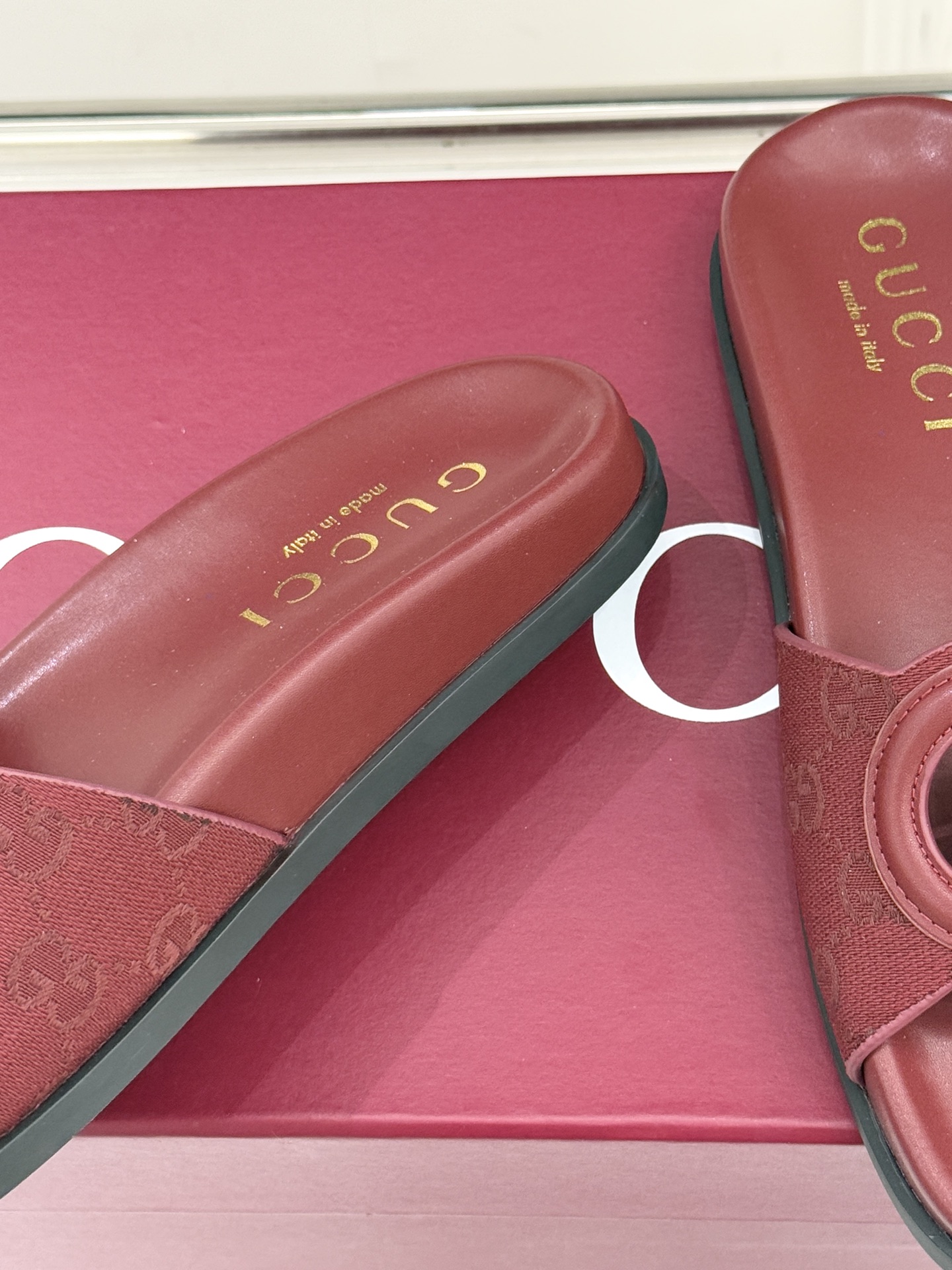 Gucci/古驰经典双G镂空休闲拖鞋✨它以标志性的双G镂空设计将品牌经典元素融入其中彰显独特的时尚态度走