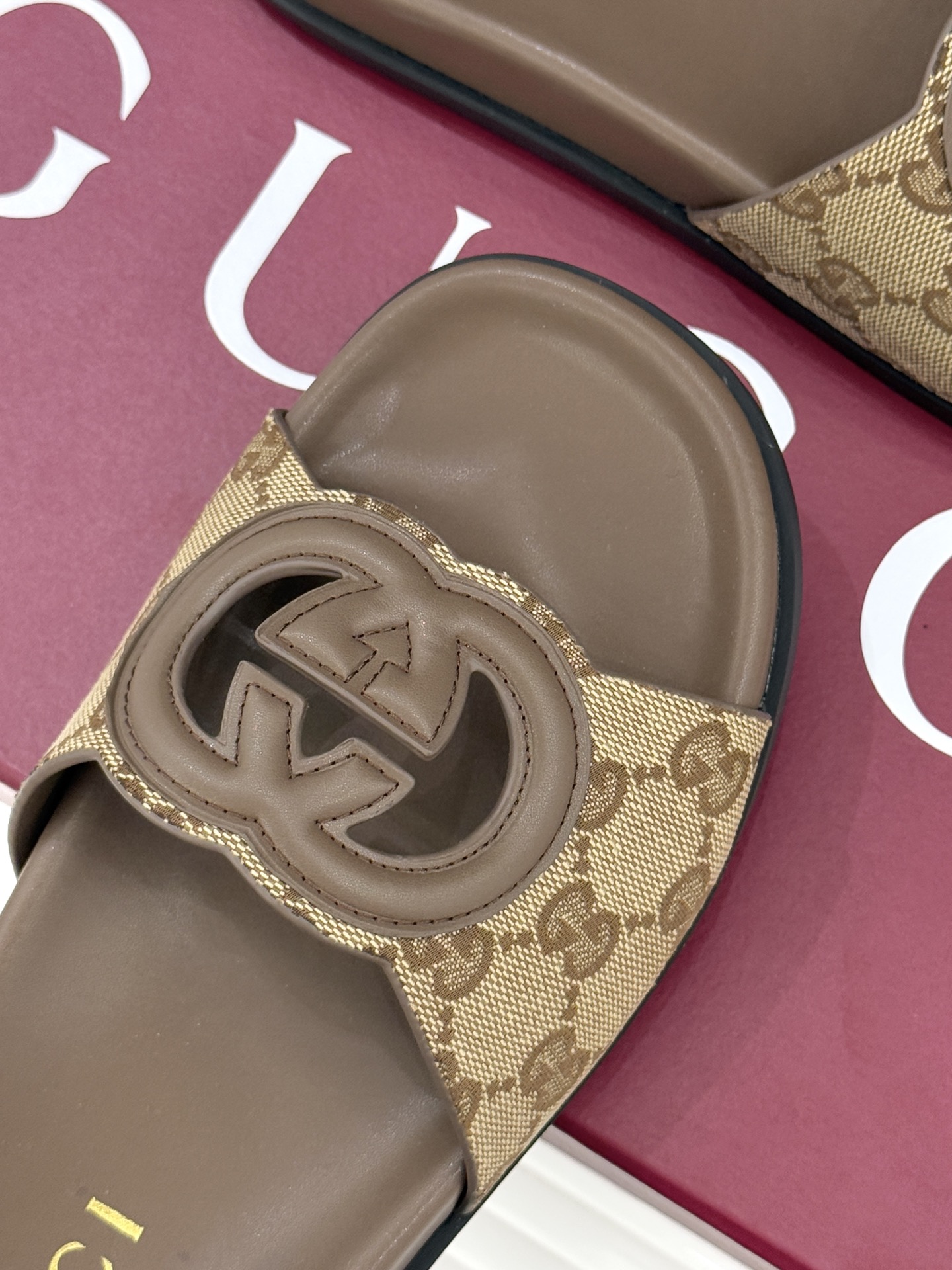 Gucci/古驰经典双G镂空休闲拖鞋✨它以标志性的双G镂空设计将品牌经典元素融入其中彰显独特的时尚态度走