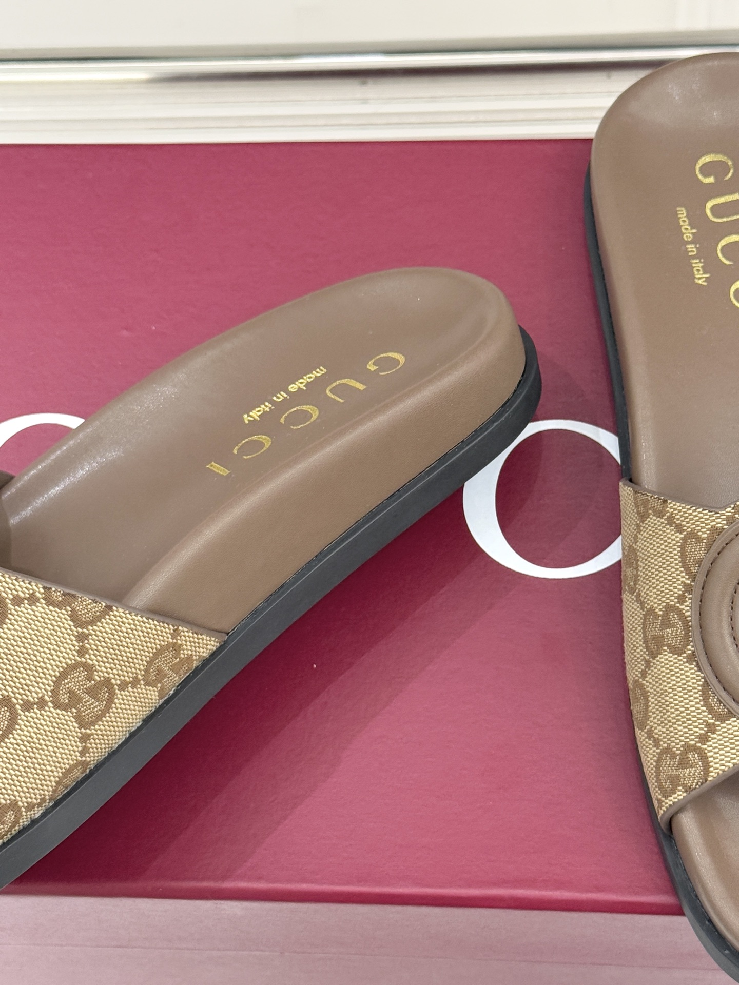 Gucci/古驰经典双G镂空休闲拖鞋✨它以标志性的双G镂空设计将品牌经典元素融入其中彰显独特的时尚态度走