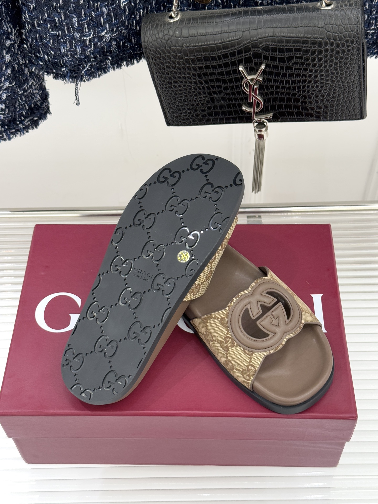 Gucci/古驰经典双G镂空休闲拖鞋✨它以标志性的双G镂空设计将品牌经典元素融入其中彰显独特的时尚态度走