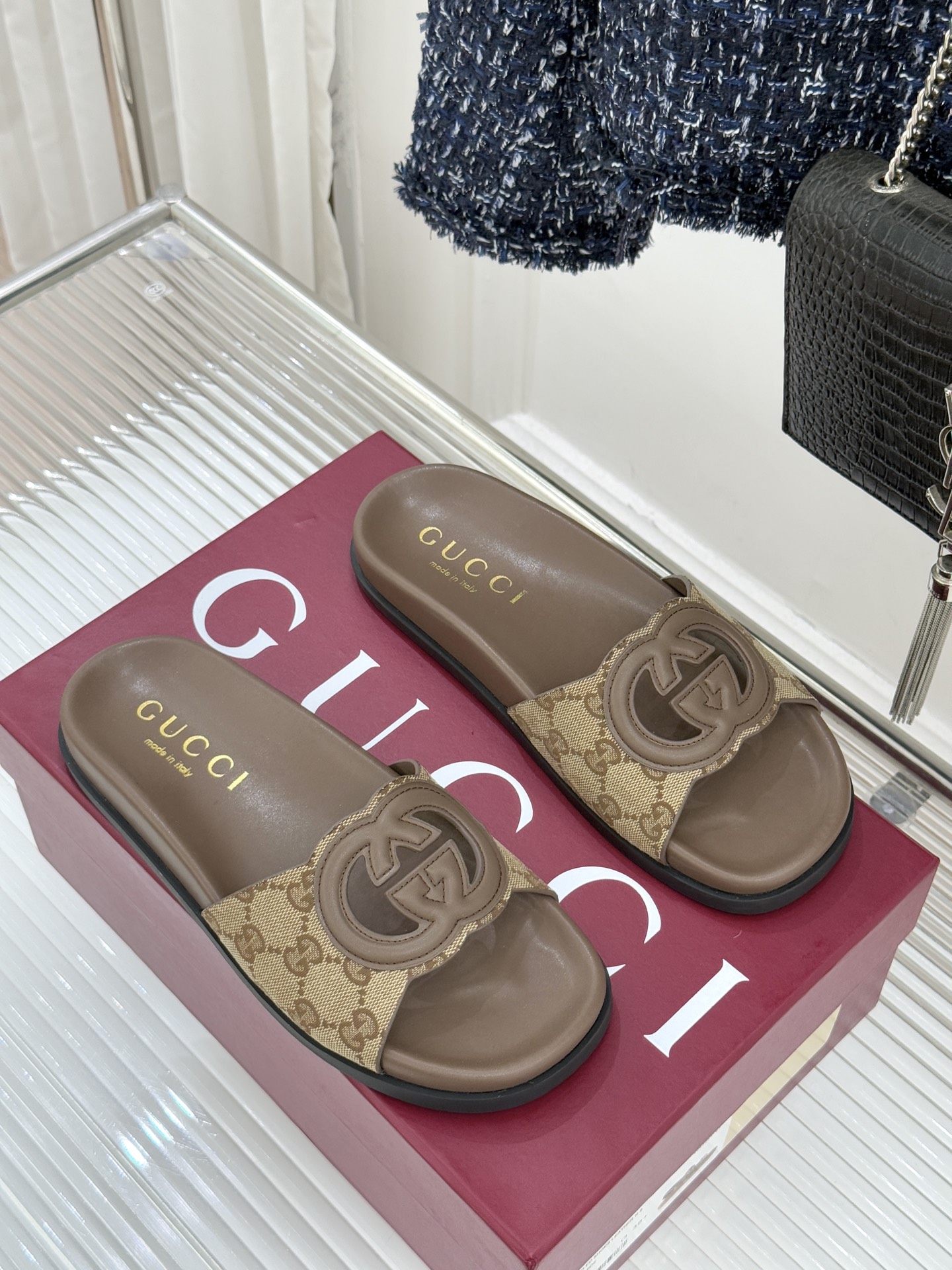 Gucci/古驰经典双G镂空休闲拖鞋✨它以标志性的双G镂空设计将品牌经典元素融入其中彰显独特的时尚态度走