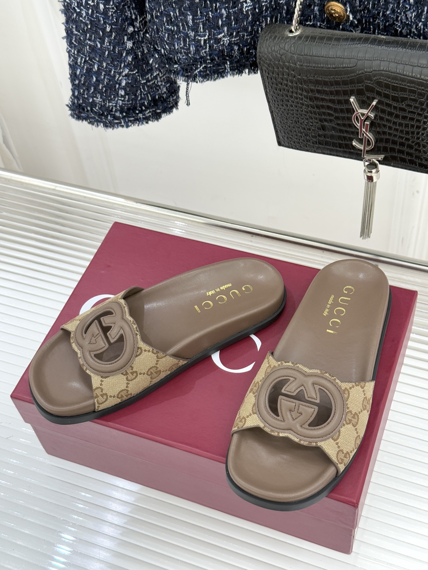 Gucci/古驰经典双G镂空休闲拖鞋✨它以标志性的双G镂空设计将品牌经典元素融入其中彰显独特的时尚态度走