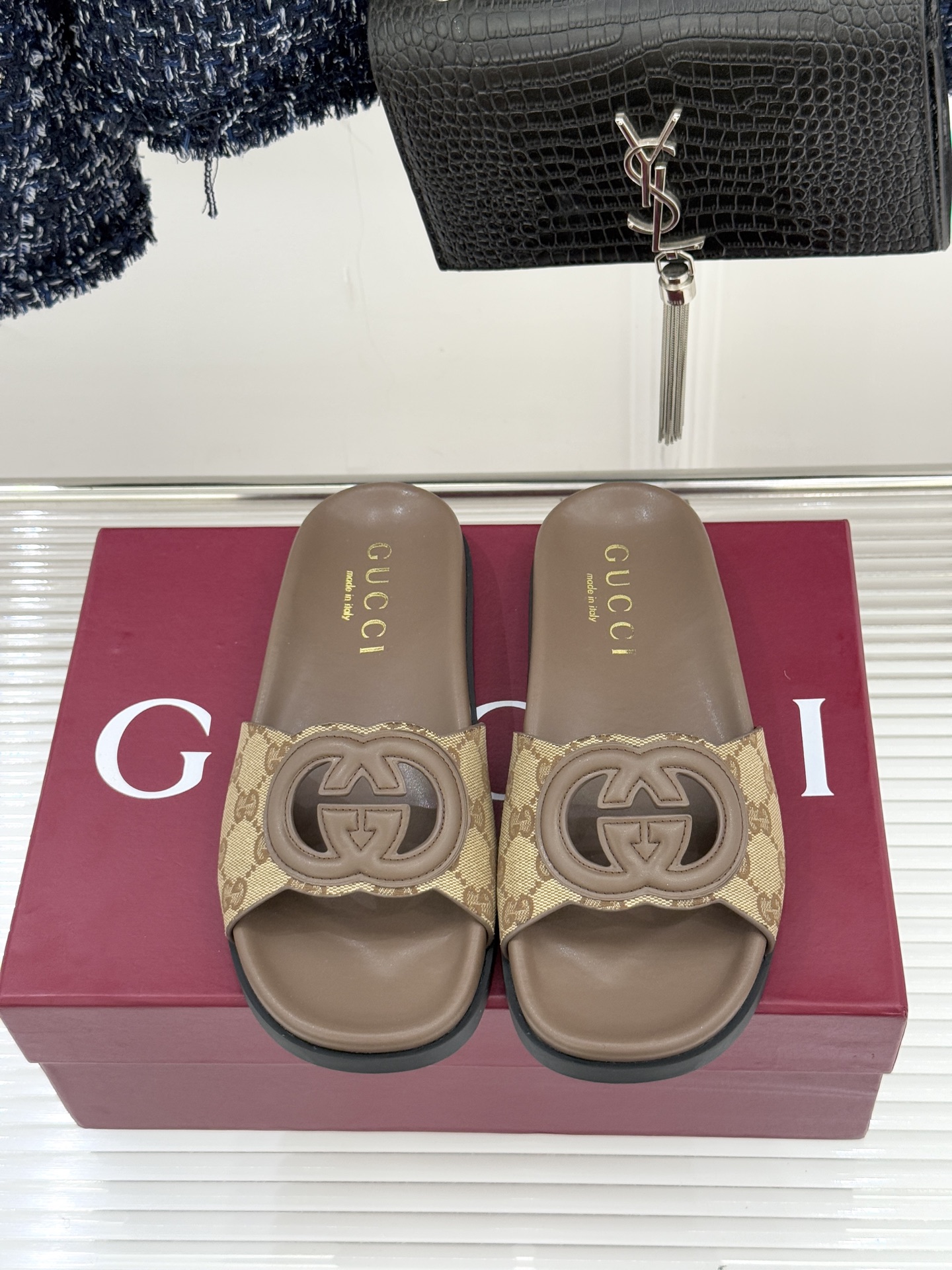 Gucci/古驰经典双G镂空休闲拖鞋✨它以标志性的双G镂空设计将品牌经典元素融入其中彰显独特的时尚态度走
