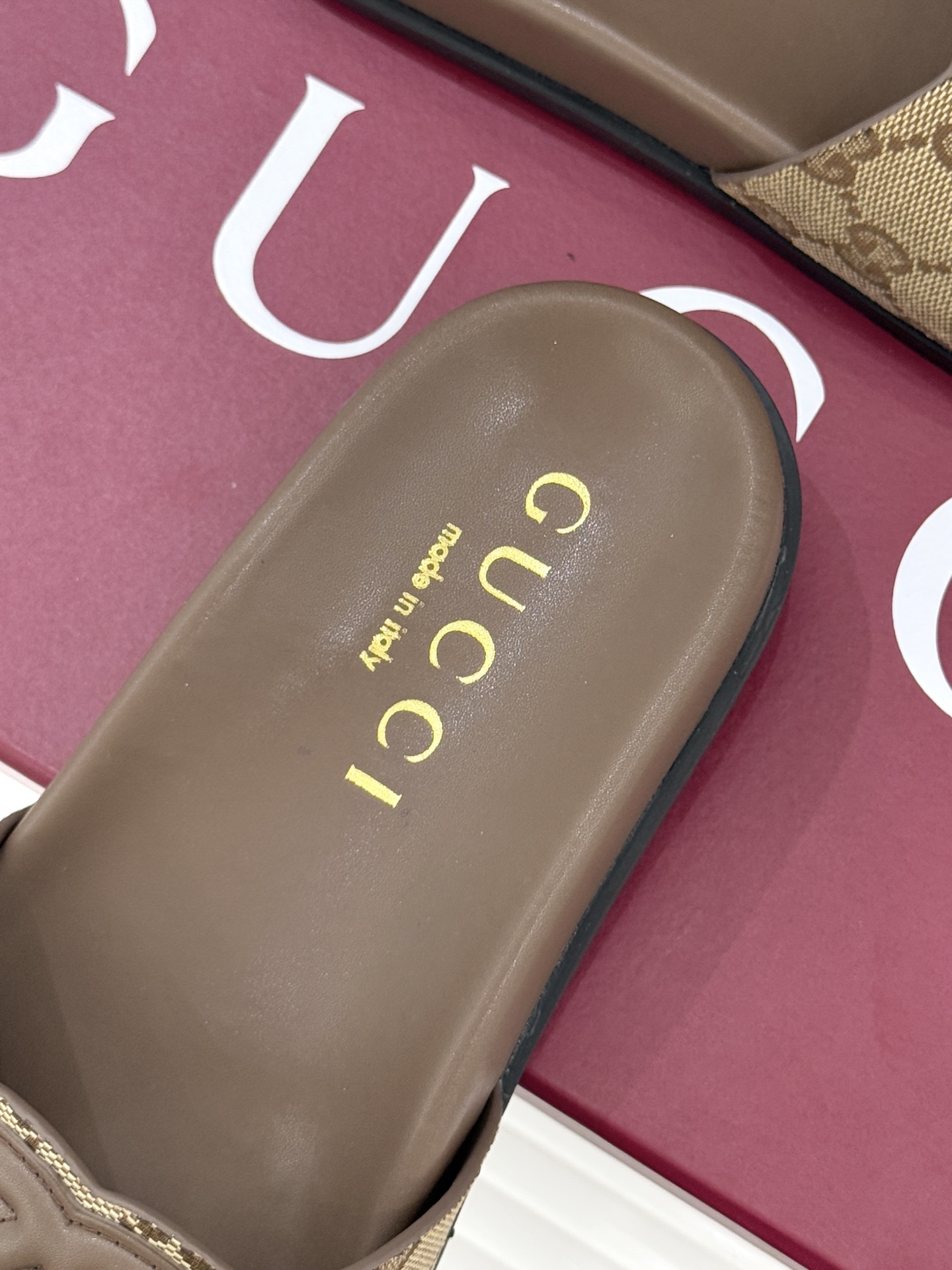 Gucci/古驰经典双G镂空休闲拖鞋✨它以标志性的双G镂空设计将品牌经典元素融入其中彰显独特的时尚态度走