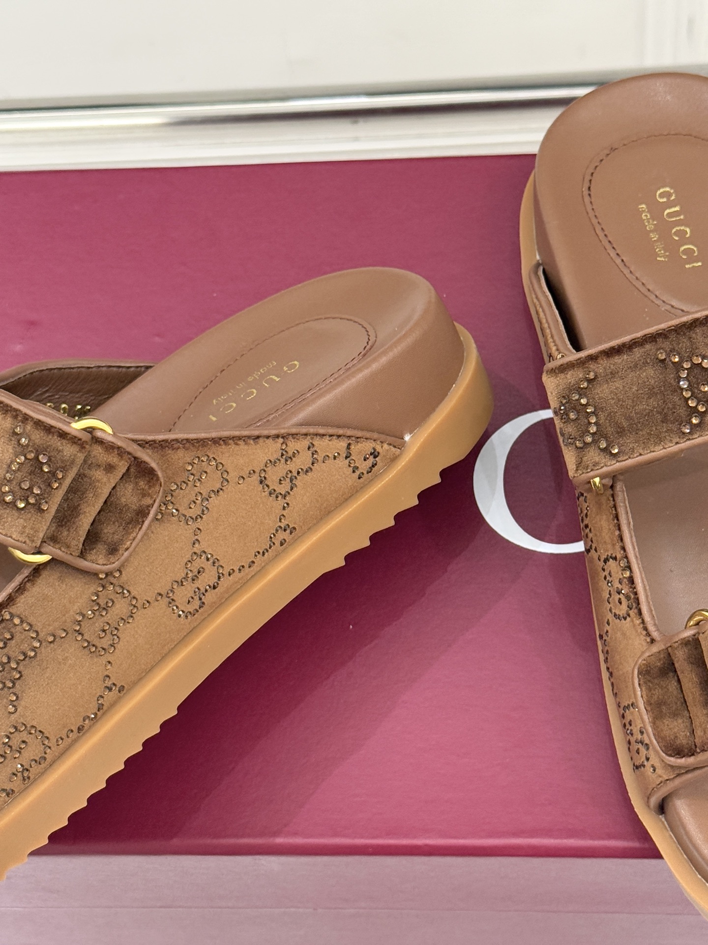 Gucci/古驰26WF春夏新品双G扣沙滩魔术贴凉鞋夏天必备懒人福音鞋 谁穿谁美！很轻盈上脚意外的舒适 