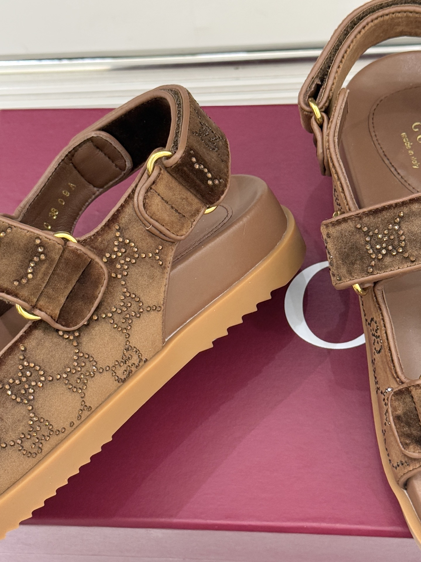 Gucci/古驰26WF春夏新品双G扣沙滩魔术贴凉鞋夏天必备懒人福音鞋 谁穿谁美！很轻盈上脚意外的舒适 