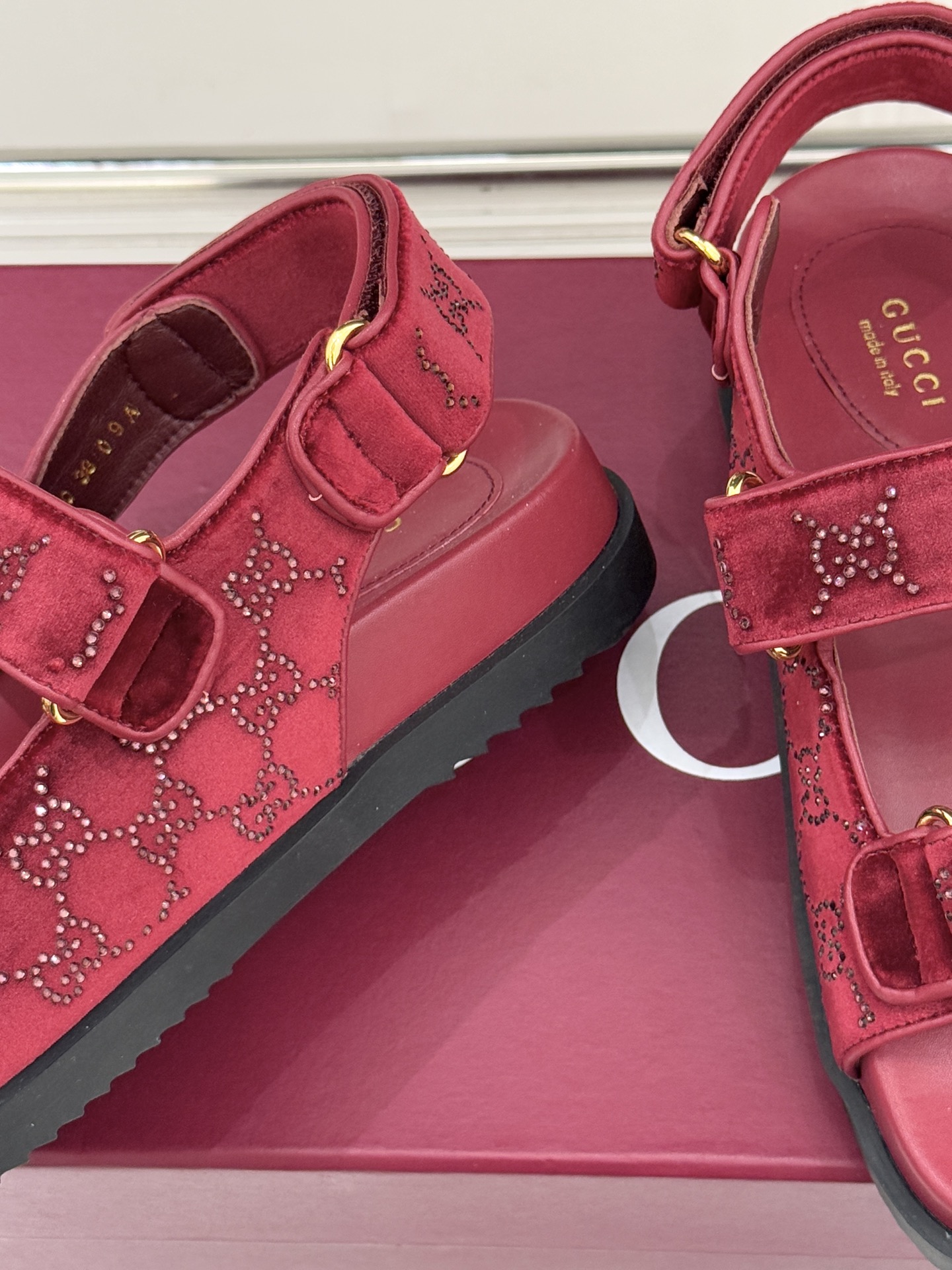 Gucci/古驰26WF春夏新品双G扣沙滩魔术贴凉鞋夏天必备懒人福音鞋 谁穿谁美！很轻盈上脚意外的舒适 