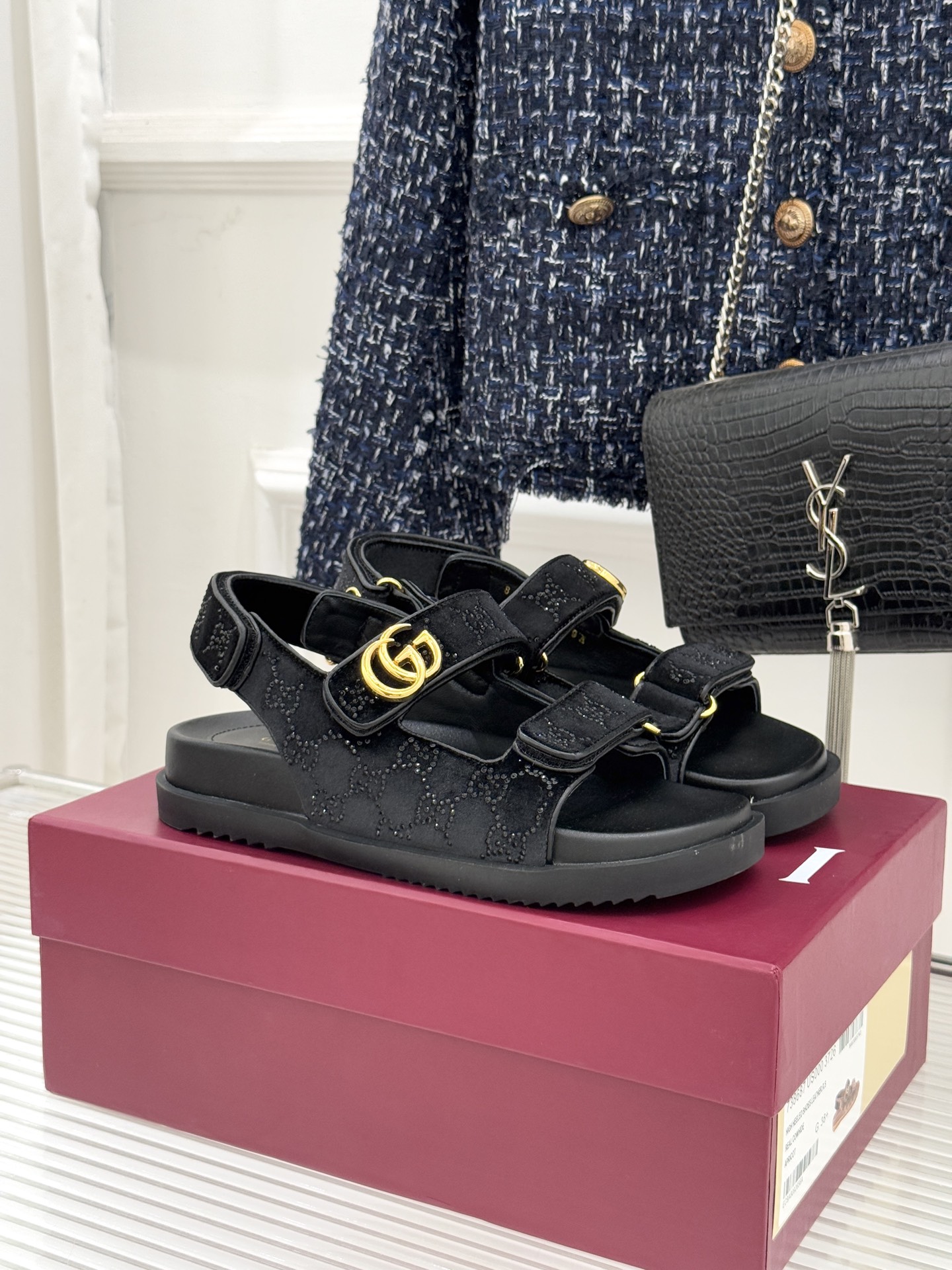 NO:721589,Slippers Sandals Gucci/Gucci 26WF new spring and summer products Double G buckle beach Velcro sandals Must-have lazy gospel shoes for summer Whoever wears them is more beautiful!  Very light and surprisingly comfortable on the feet. Not picky about foot shape. The simple Velcro design is very attractive and can be adjusted in size. The original molded plating of the hardware buckle is not easy to fade. The fabric is made of original custom materials. The sheepskin lining is very comfortable and does not scratch or scratch the feet. The original molded custom outsole Size35-39 (customized on 40/41/42) No. 9622016119, slippers and sandals, gucci, gucci, sandals, slippers, sheepskin19860909拖鞋 凉鞋 Gucci/古驰26WF春夏新品 双G扣沙滩魔术贴凉鞋 夏天必备懒人福音鞋 谁穿谁美！ 很轻盈上脚意外的舒适 还不挑脚型 简约的魔术贴设计很耐看 可调节大小 五金扣原版开模电镀不易褪色 面料采用原版定制材质 内里羊皮很舒服不刮也不磨脚 原版开模定制大底 Size35-39（40/41/42定制） 编号9622016119,拖鞋凉鞋,gucci,gucci,sandals,slippers,sheepskin,Women's Shoes