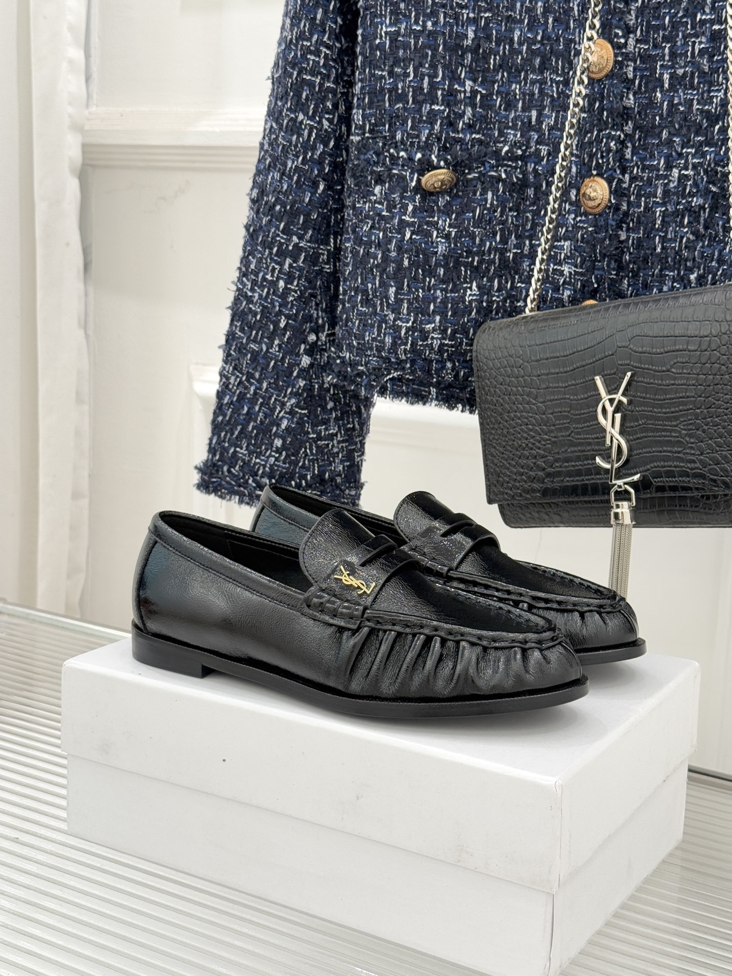 NO:721584,(With original airplane box) Saint Lauren*YSL Saint Laurent 25WF new YSL small logo loafers. The iconic small logo is the soul of this pair of shoes. It is presented on the shoe body in a low-key and delicate manner. Different from the big and flamboyant logo, it is quiet but eye-catching. It outlines YSL's unique fashion DNA with simple lines and inadvertently reveals the brand's profound heritage. The classic almond-shaped design of the toe cleverly modifies the foot shape and visually lengthens the foot line.  It shows elegance and elegance. Whether it is paired with simple wide-leg pants or a playful short skirt, it can be easily controlled to show different style charms and become the finishing touch of the look. The fabric is made of original customized leather and the inner foot pads are all sheepskin. The genuine leather outsole imported from Italy size35-39 (customized on 40/41/42) No. 8742016119, loafers, saint laurent, saint laurent, saint  laurent,loafers,skirts,sheepskin,leather soles19860909（配原版飞机盒） Saint Lauren*YSL圣罗兰25WF新品 YSL小logo乐福鞋 标志性的小logo是这双鞋的灵魂所在 以低调而精致的姿态呈现于鞋身之上. 不同于张扬的大标识 它安静却醒目 用简洁线条勾勒出YSL独有的时尚DNA 在不经意间透露出品牌的深厚底蕴 鞋头的经典杏仁形设计 巧妙修饰脚型 在视觉上拉长足部线条 彰显优雅与秀气 . 无论是搭配简约阔腿裤 还是俏皮小短裙 都能轻松驾驭 展现不同风格魅力 成为造型中的点睛之笔. 面料采用原版定制皮料 内里垫脚均为羊皮 意大利进口真皮大底 size35-39（40/41/42定制） 编号8742016119,乐福鞋,saint laurent,saint laurent,saint laurent,loafers,skirts,sheepskin,Leather soles,Women's Shoes