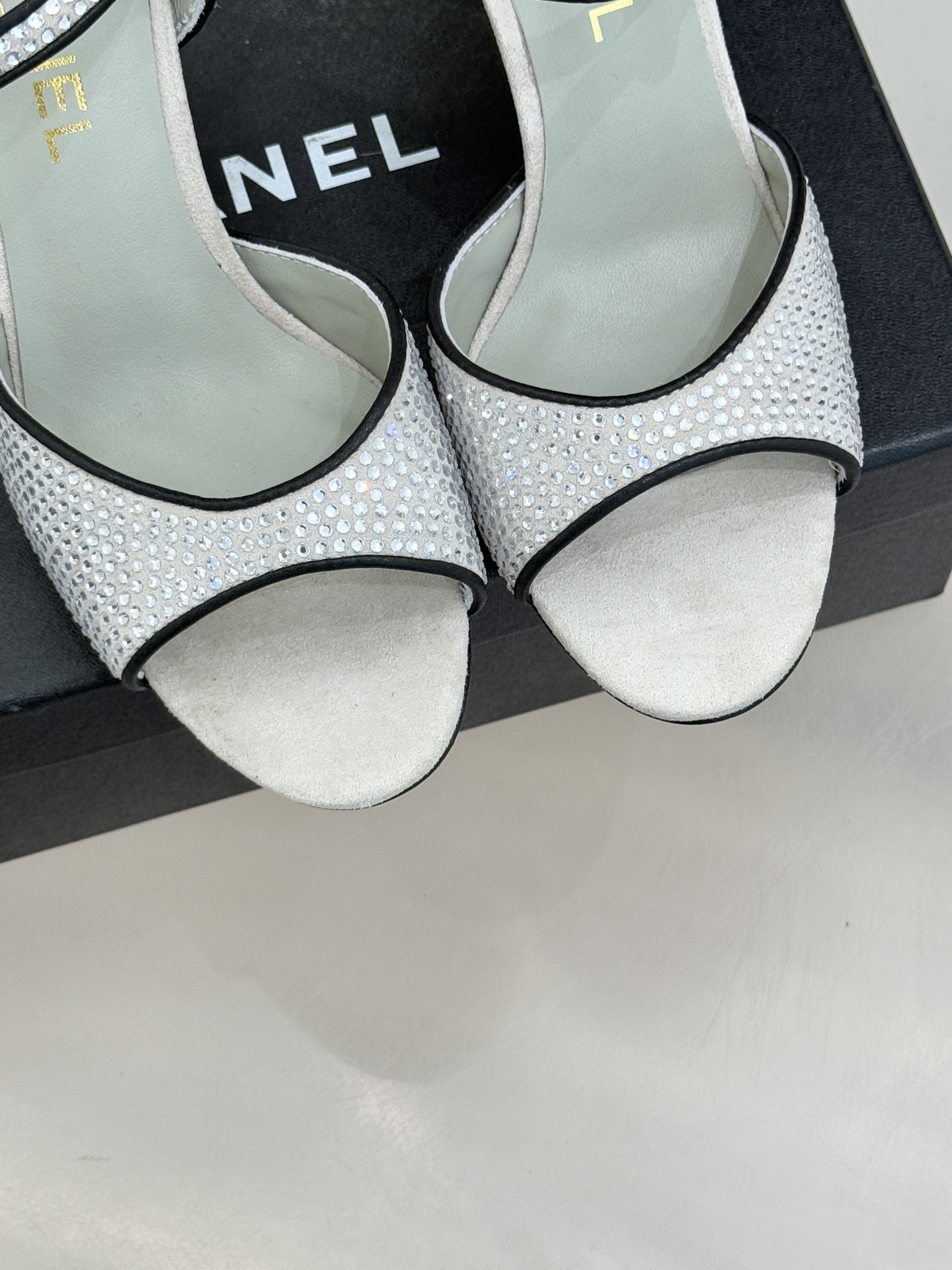 CHANE*｜小香26P新品水钻双C高跟凉鞋Matthieu Blazy首季创意诠释藏于这双水钻高跟凉鞋