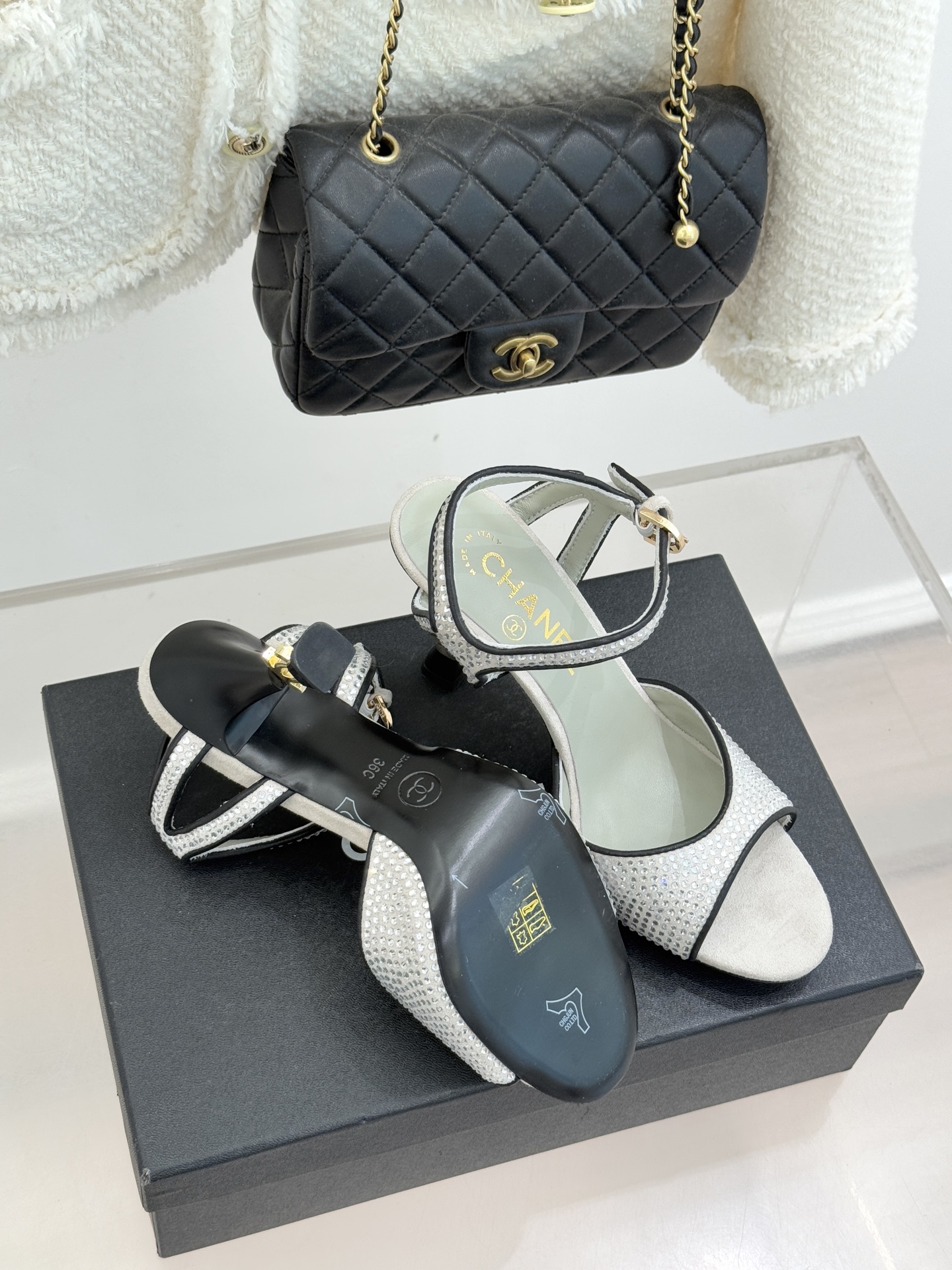 CHANE*｜小香26P新品水钻双C高跟凉鞋Matthieu Blazy首季创意诠释藏于这双水钻高跟凉鞋