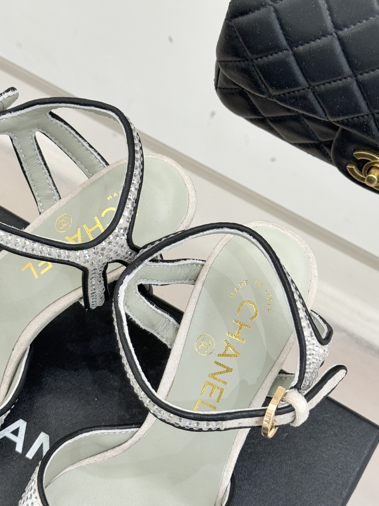 CHANE*｜小香26P新品水钻双C高跟凉鞋Matthieu Blazy首季创意诠释藏于这双水钻高跟凉鞋