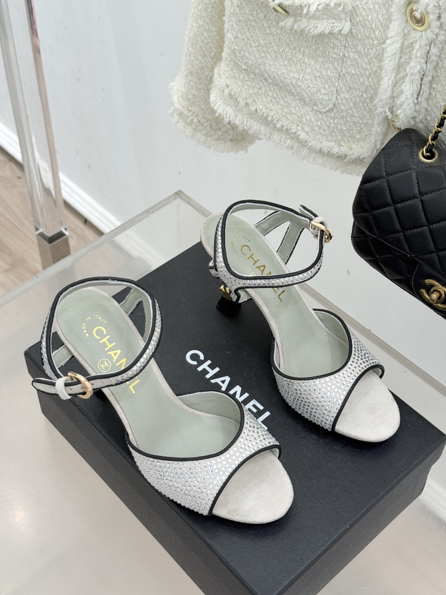 CHANE*｜小香26P新品水钻双C高跟凉鞋Matthieu Blazy首季创意诠释藏于这双水钻高跟凉鞋