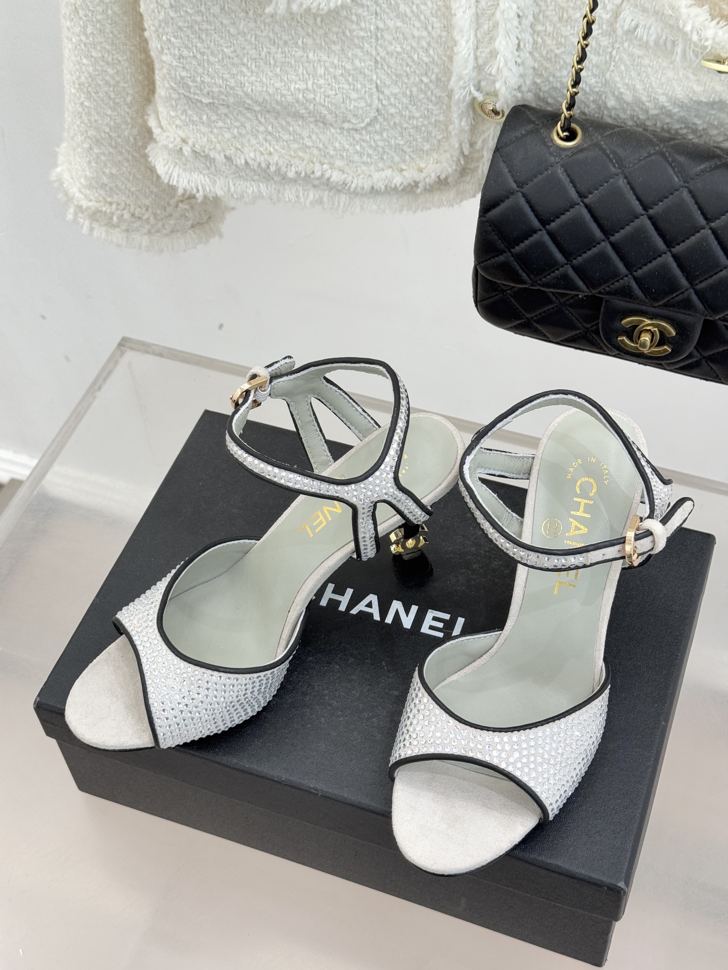 CHANE*｜小香26P新品水钻双C高跟凉鞋Matthieu Blazy首季创意诠释藏于这双水钻高跟凉鞋