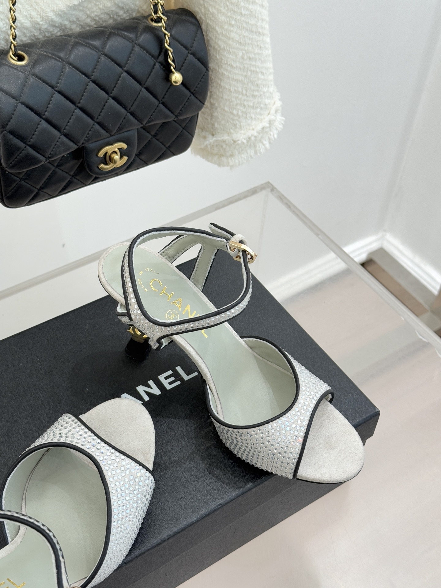 CHANE*｜小香26P新品水钻双C高跟凉鞋Matthieu Blazy首季创意诠释藏于这双水钻高跟凉鞋