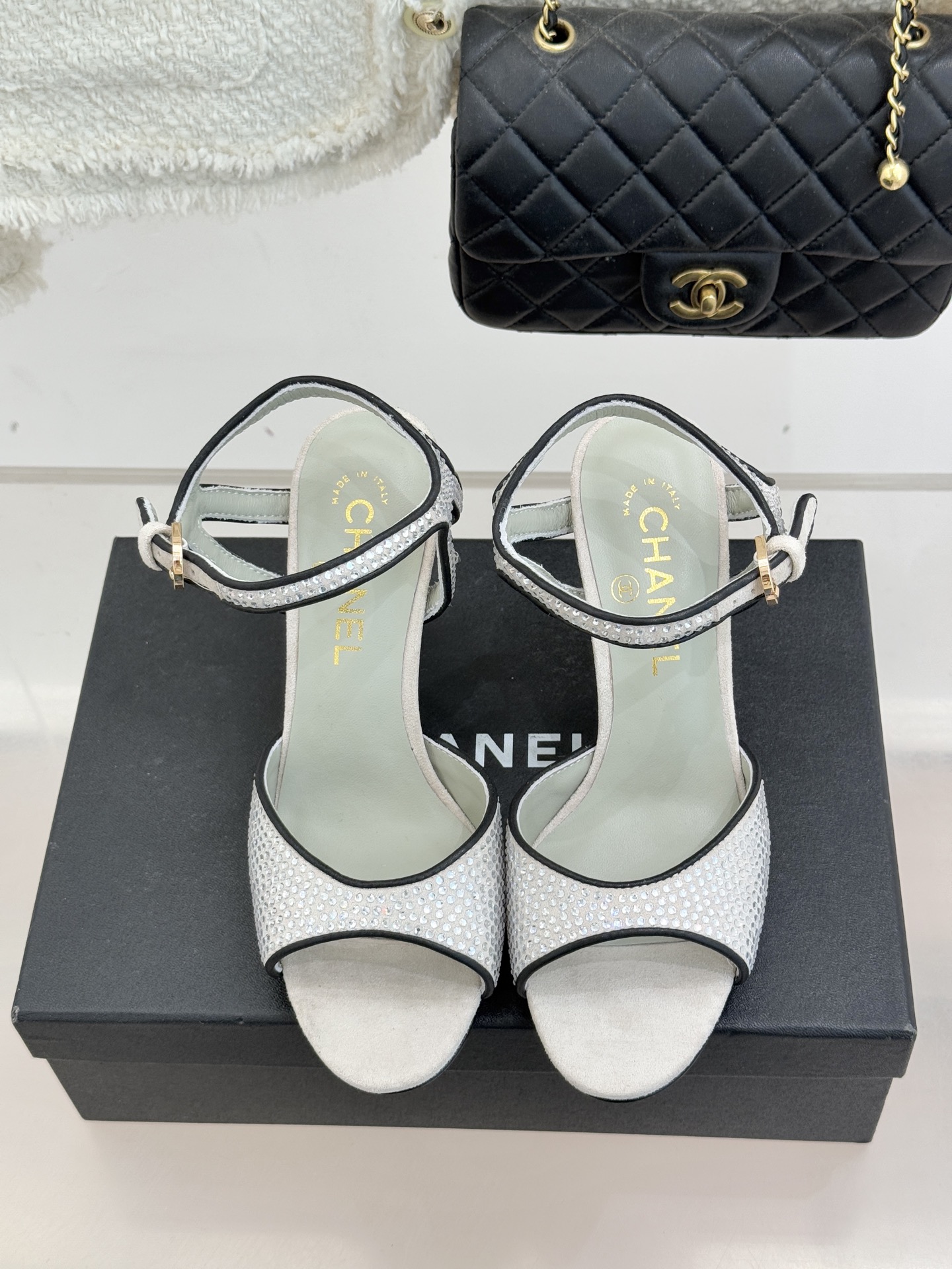 CHANE*｜小香26P新品水钻双C高跟凉鞋Matthieu Blazy首季创意诠释藏于这双水钻高跟凉鞋