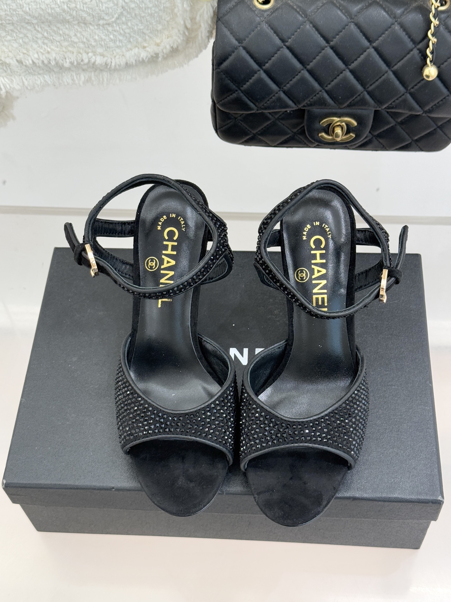 CHANE*｜小香26P新品水钻双C高跟凉鞋Matthieu Blazy首季创意诠释藏于这双水钻高跟凉鞋