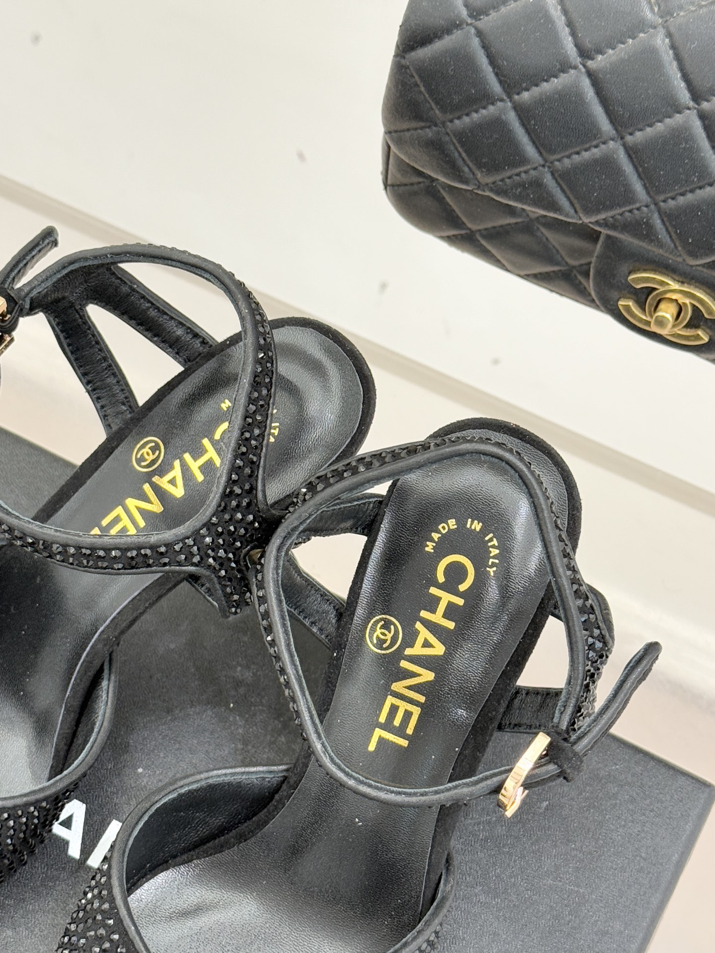 CHANE*｜小香26P新品水钻双C高跟凉鞋Matthieu Blazy首季创意诠释藏于这双水钻高跟凉鞋