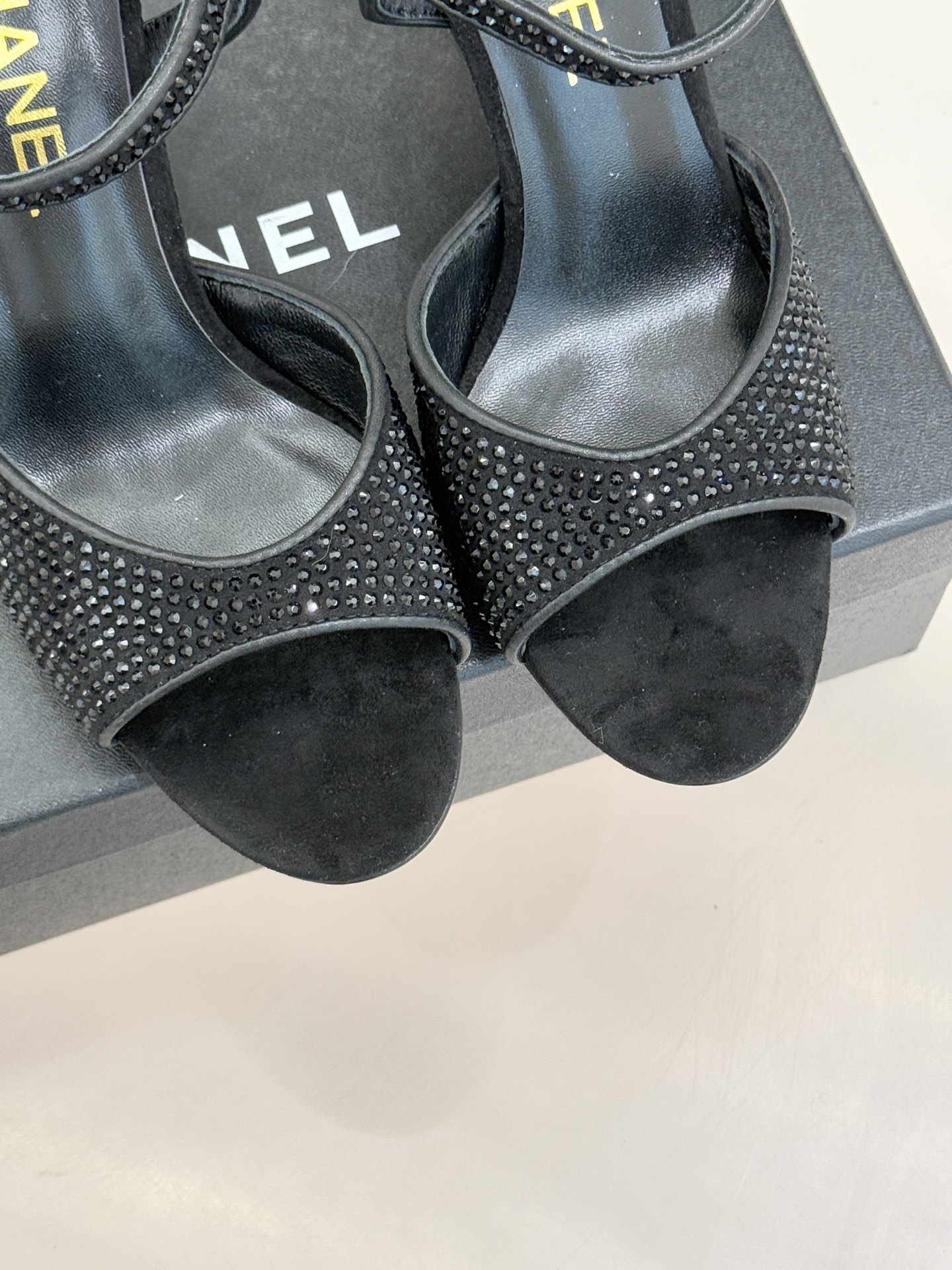 CHANE*｜小香26P新品水钻双C高跟凉鞋Matthieu Blazy首季创意诠释藏于这双水钻高跟凉鞋