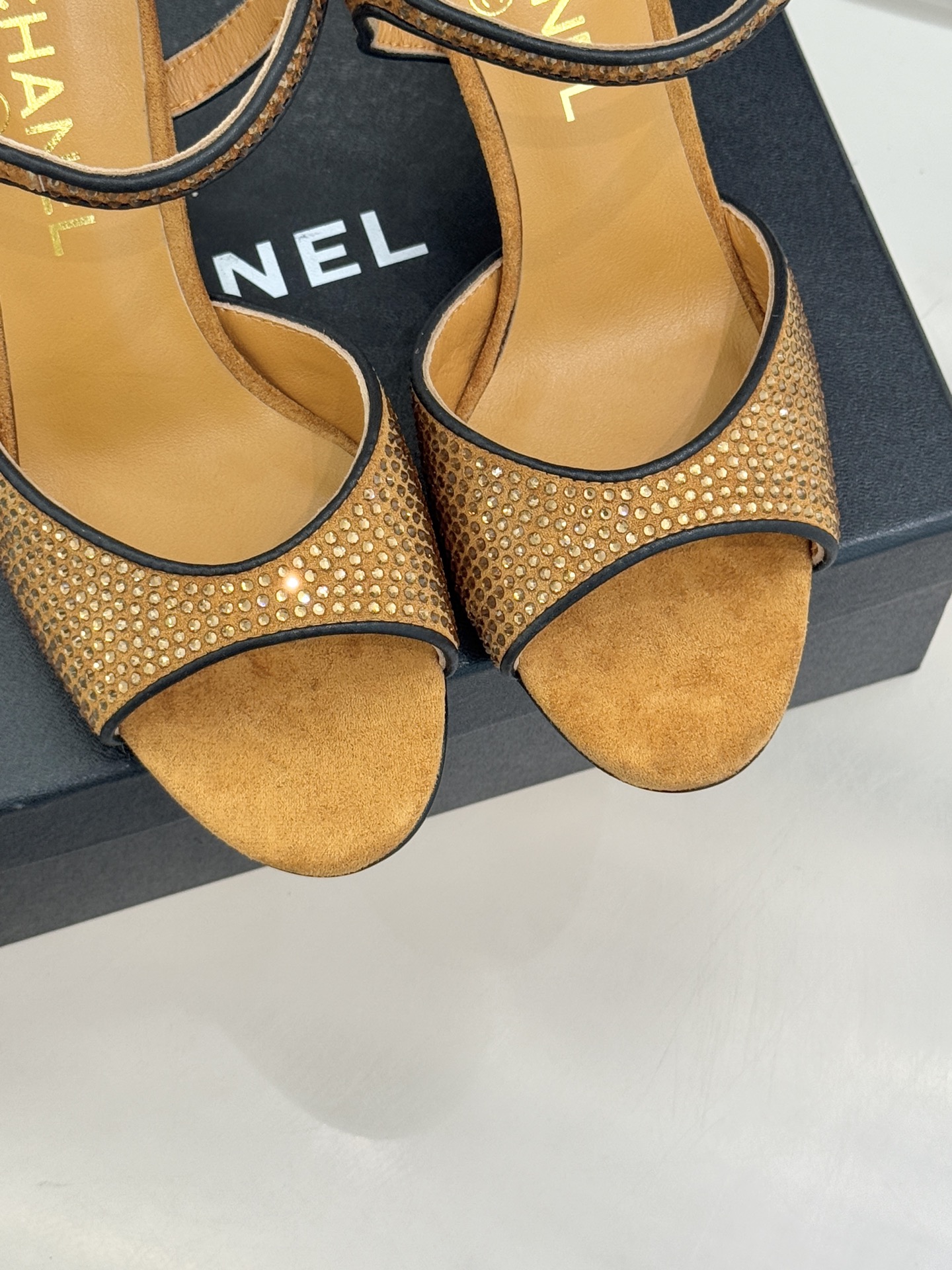 CHANE*｜小香26P新品水钻双C高跟凉鞋Matthieu Blazy首季创意诠释藏于这双水钻高跟凉鞋