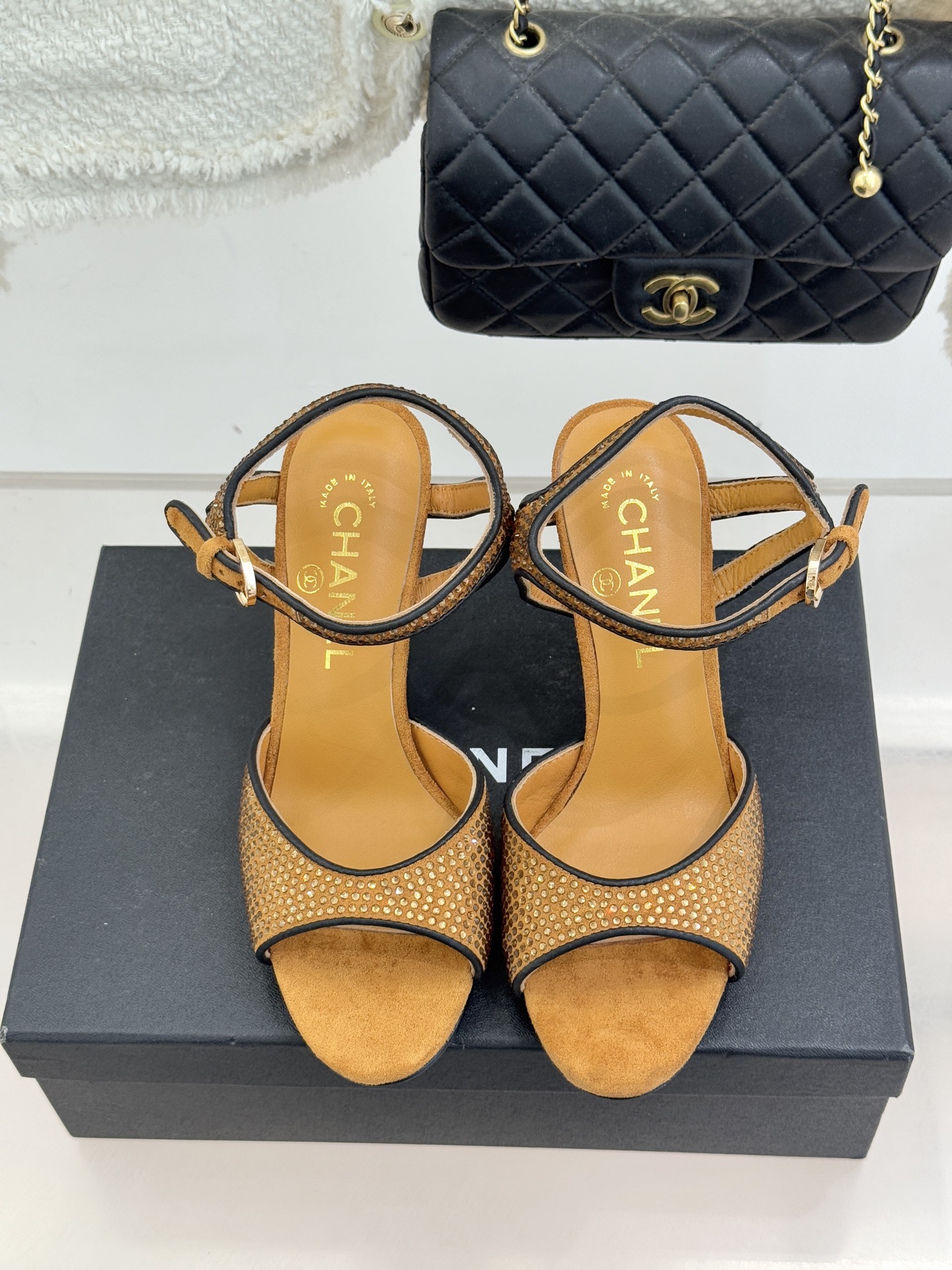 CHANE*｜小香26P新品水钻双C高跟凉鞋Matthieu Blazy首季创意诠释藏于这双水钻高跟凉鞋