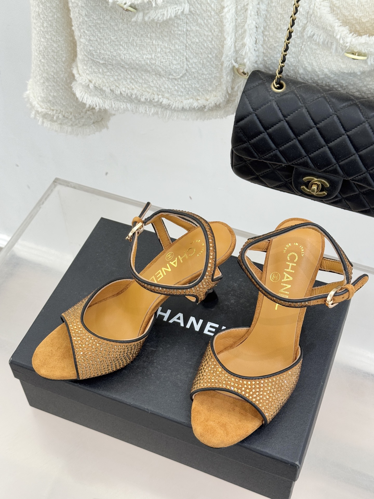 CHANE*｜小香26P新品水钻双C高跟凉鞋Matthieu Blazy首季创意诠释藏于这双水钻高跟凉鞋