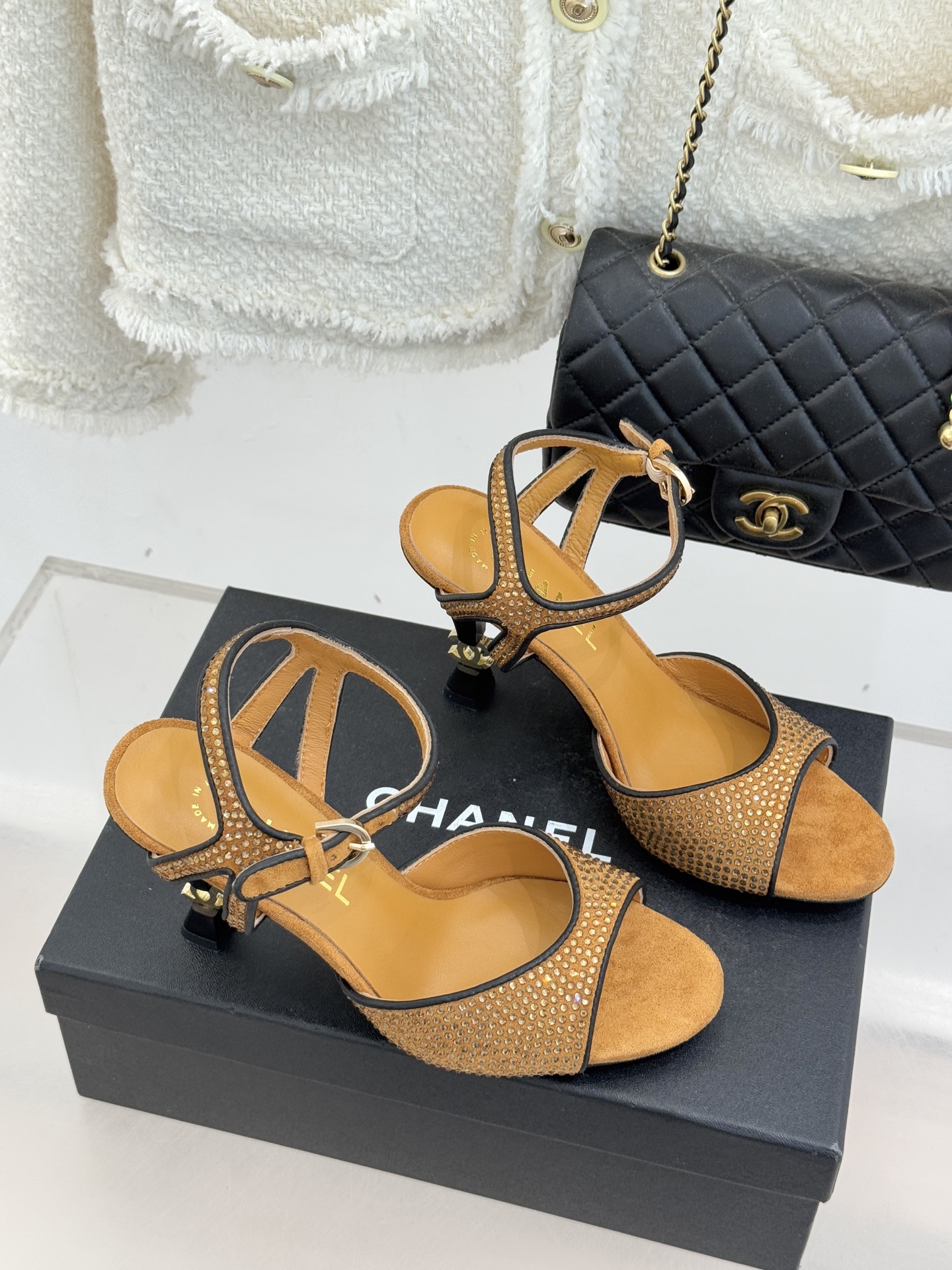 CHANE*｜小香26P新品水钻双C高跟凉鞋Matthieu Blazy首季创意诠释藏于这双水钻高跟凉鞋