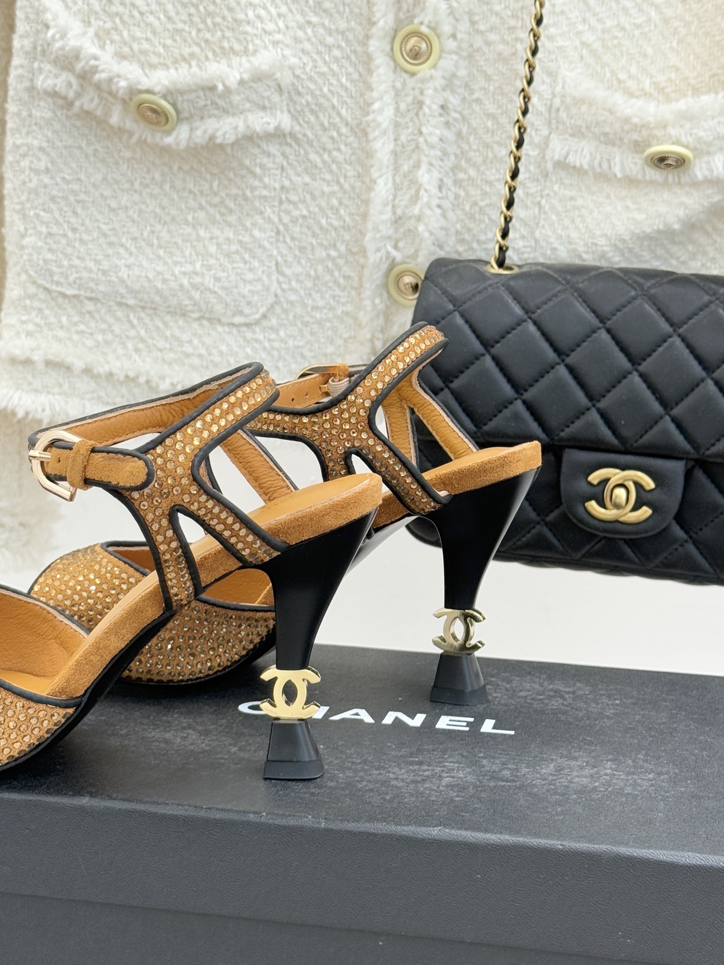 CHANE*｜小香26P新品水钻双C高跟凉鞋Matthieu Blazy首季创意诠释藏于这双水钻高跟凉鞋