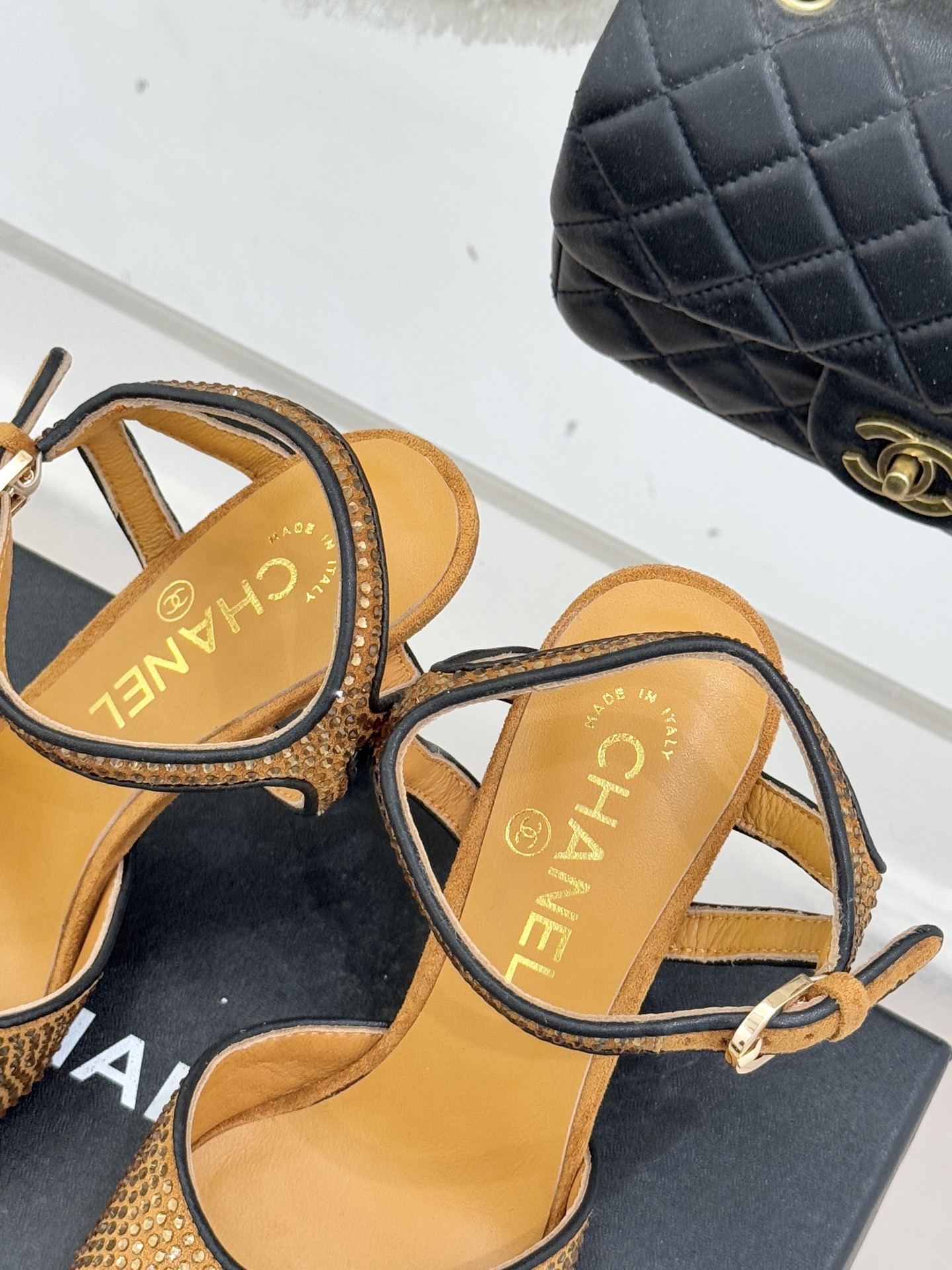 CHANE*｜小香26P新品水钻双C高跟凉鞋Matthieu Blazy首季创意诠释藏于这双水钻高跟凉鞋