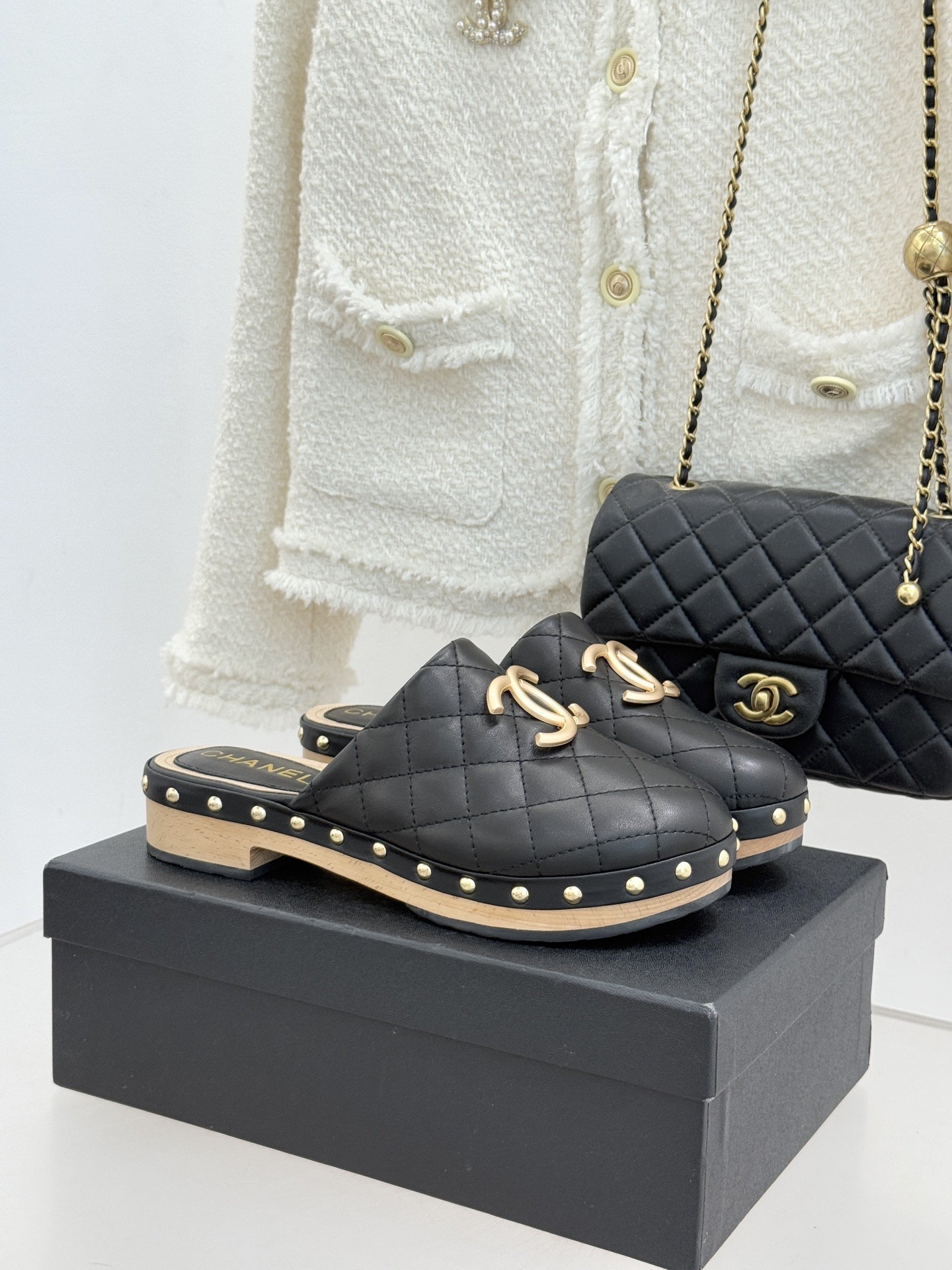 CHANE* ｜小香经典金属双C菱格实木包头厚底拖鞋将经典菱格纹与实木厚底精妙融合把法式优雅与度假松弛感