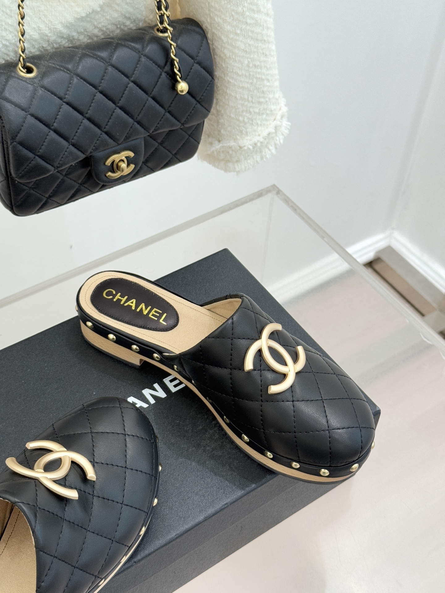 CHANE* ｜小香经典金属双C菱格实木包头厚底拖鞋将经典菱格纹与实木厚底精妙融合把法式优雅与度假松弛感