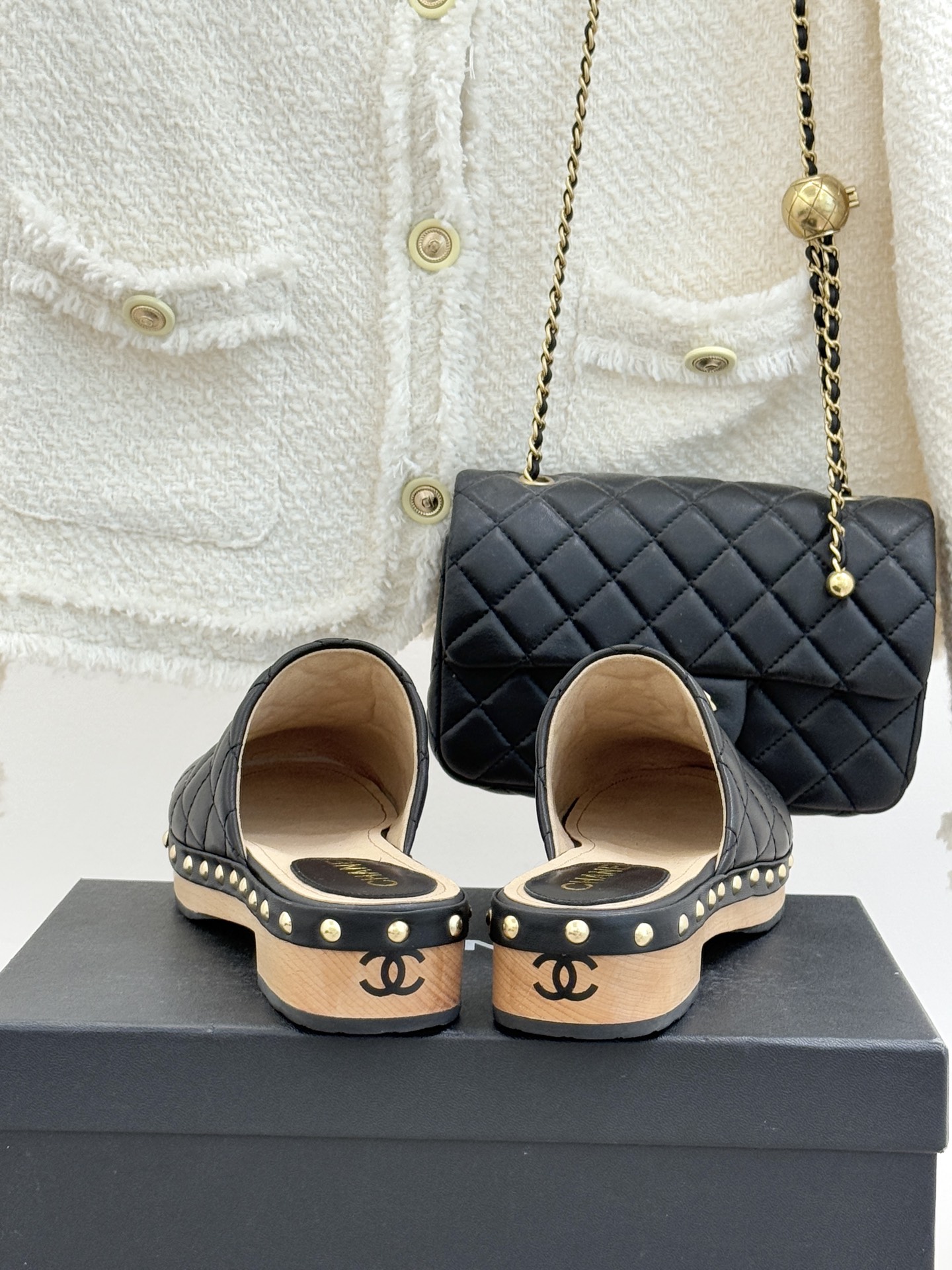 CHANE* ｜小香经典金属双C菱格实木包头厚底拖鞋将经典菱格纹与实木厚底精妙融合把法式优雅与度假松弛感