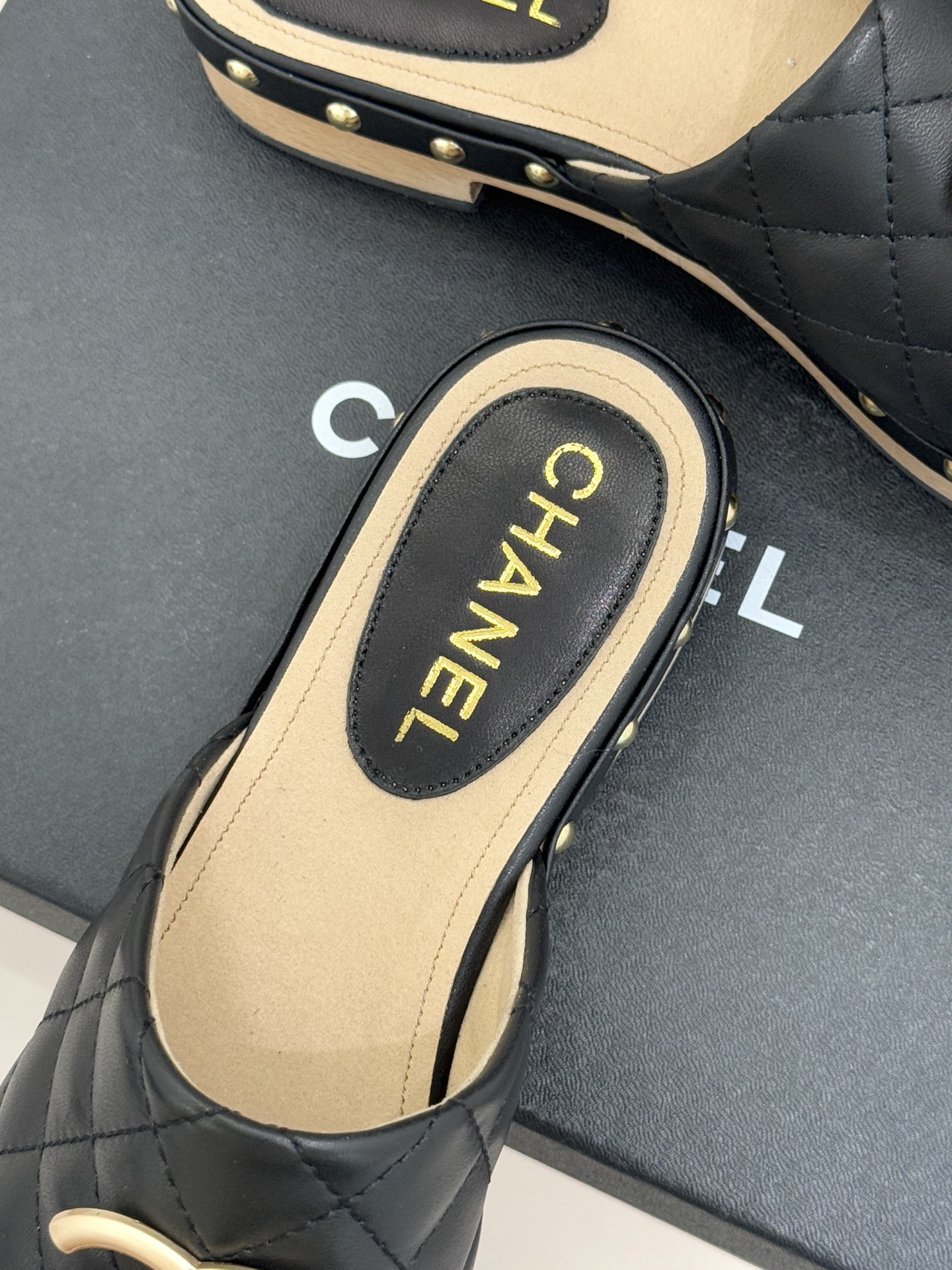 CHANE* ｜小香经典金属双C菱格实木包头厚底拖鞋将经典菱格纹与实木厚底精妙融合把法式优雅与度假松弛感