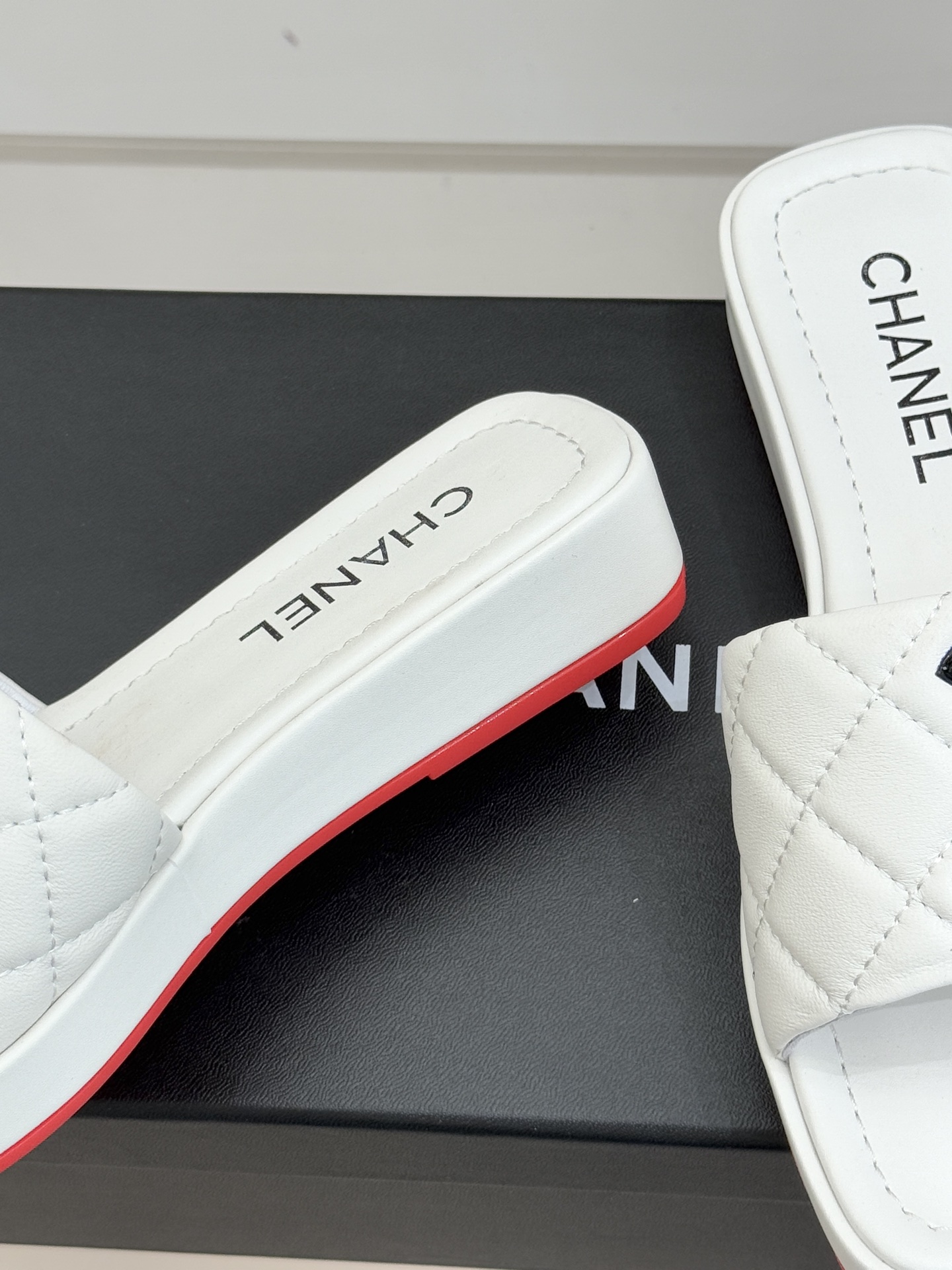 CHANE*｜小香中古大双C菱格厚底拖鞋 时光淬炼的经典复古奢雅藏于这双中古拖鞋的肌理之间。经典菱格绗缝