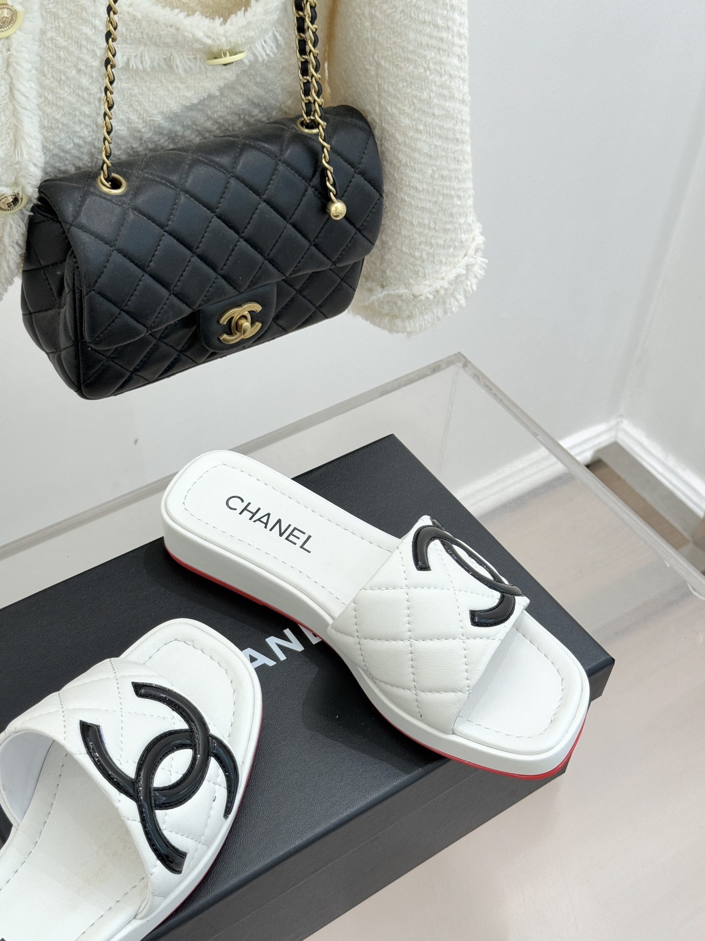 CHANE*｜小香中古大双C菱格厚底拖鞋 时光淬炼的经典复古奢雅藏于这双中古拖鞋的肌理之间。经典菱格绗缝