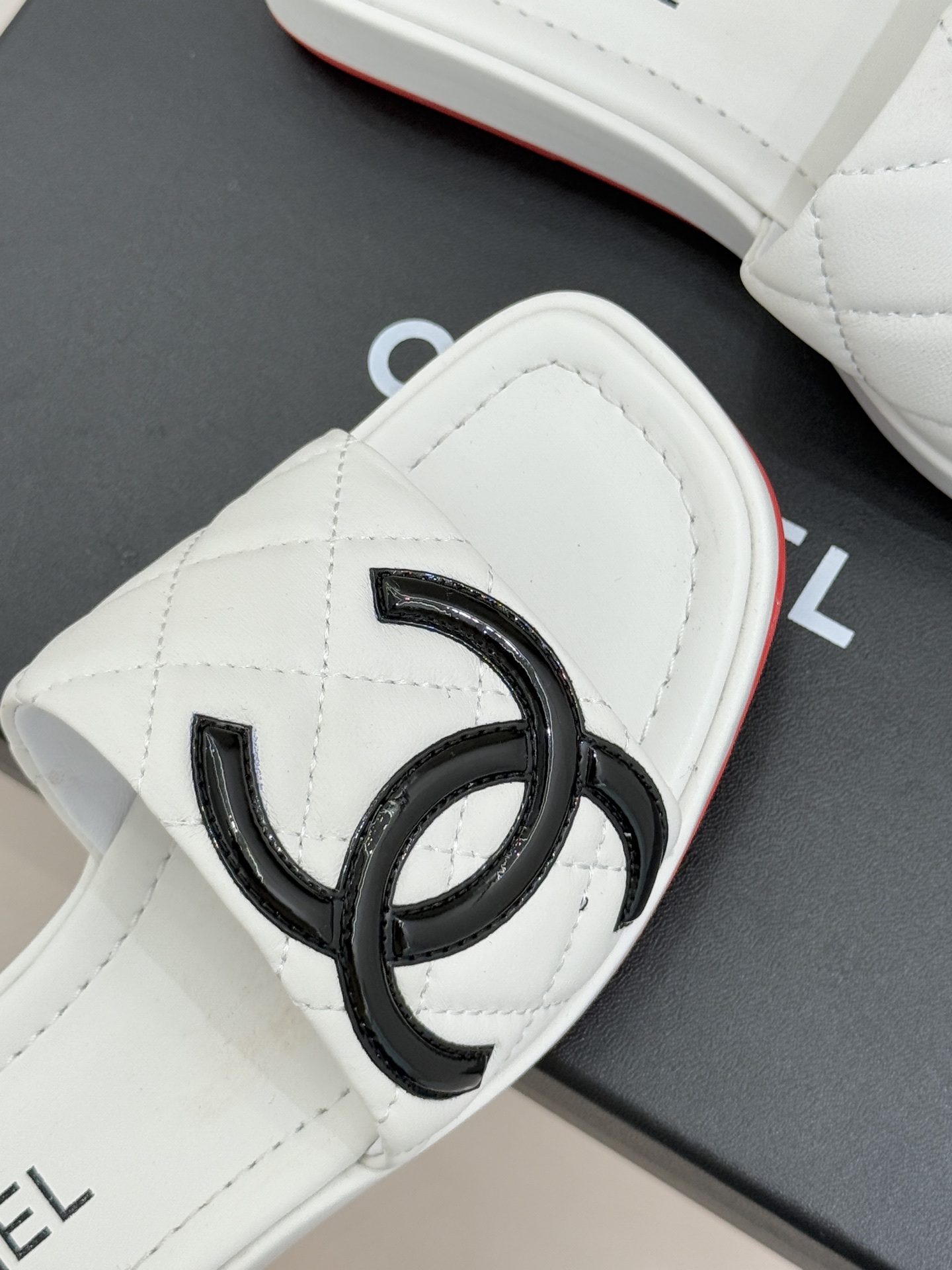 CHANE*｜小香中古大双C菱格厚底拖鞋 时光淬炼的经典复古奢雅藏于这双中古拖鞋的肌理之间。经典菱格绗缝