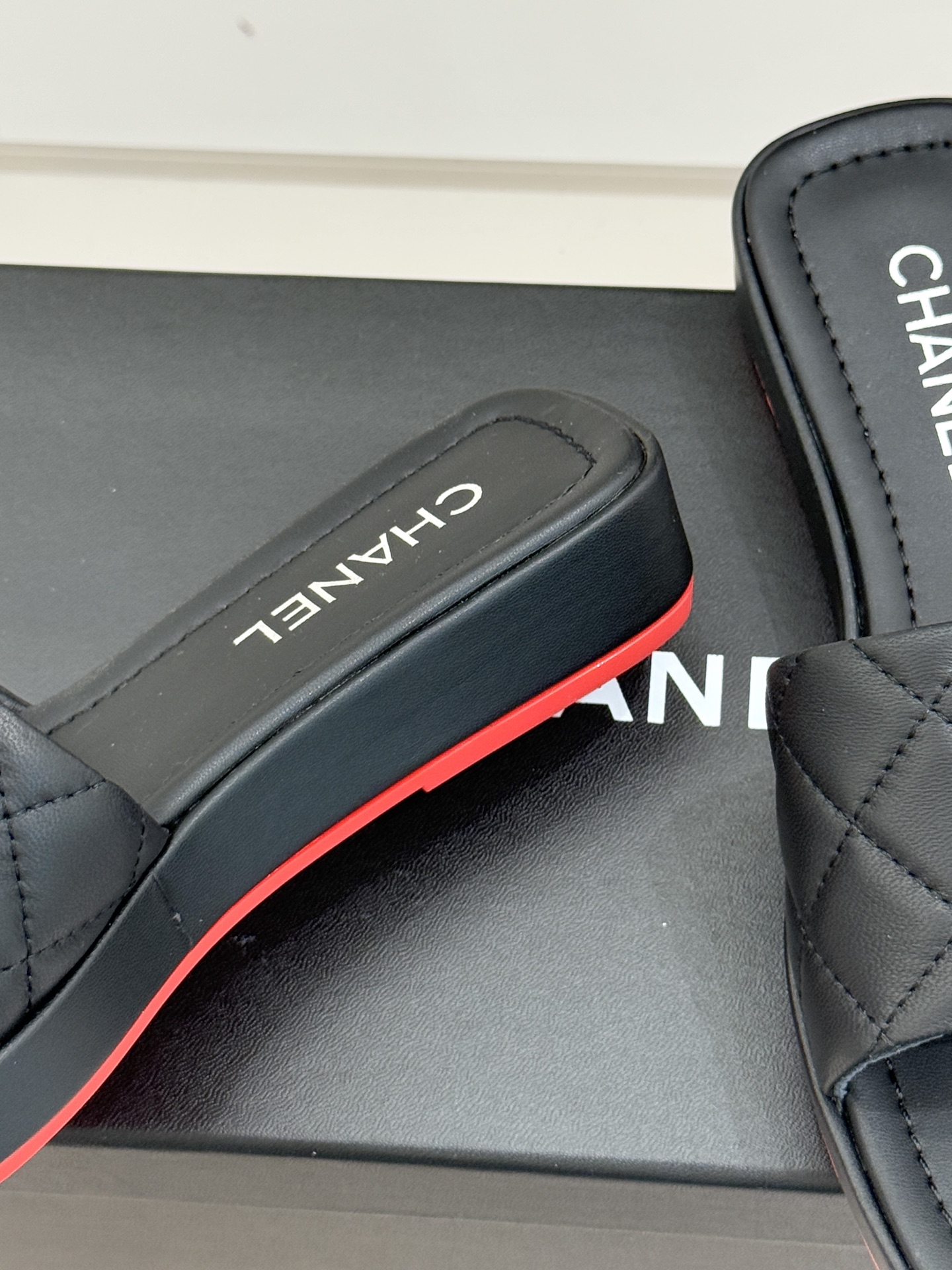 CHANE*｜小香中古大双C菱格厚底拖鞋 时光淬炼的经典复古奢雅藏于这双中古拖鞋的肌理之间。经典菱格绗缝