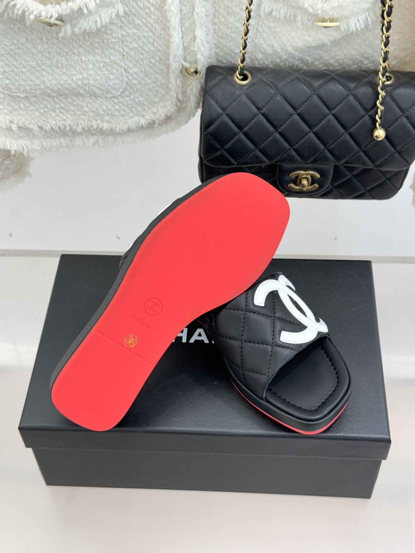 CHANE*｜小香中古大双C菱格厚底拖鞋 时光淬炼的经典复古奢雅藏于这双中古拖鞋的肌理之间。经典菱格绗缝