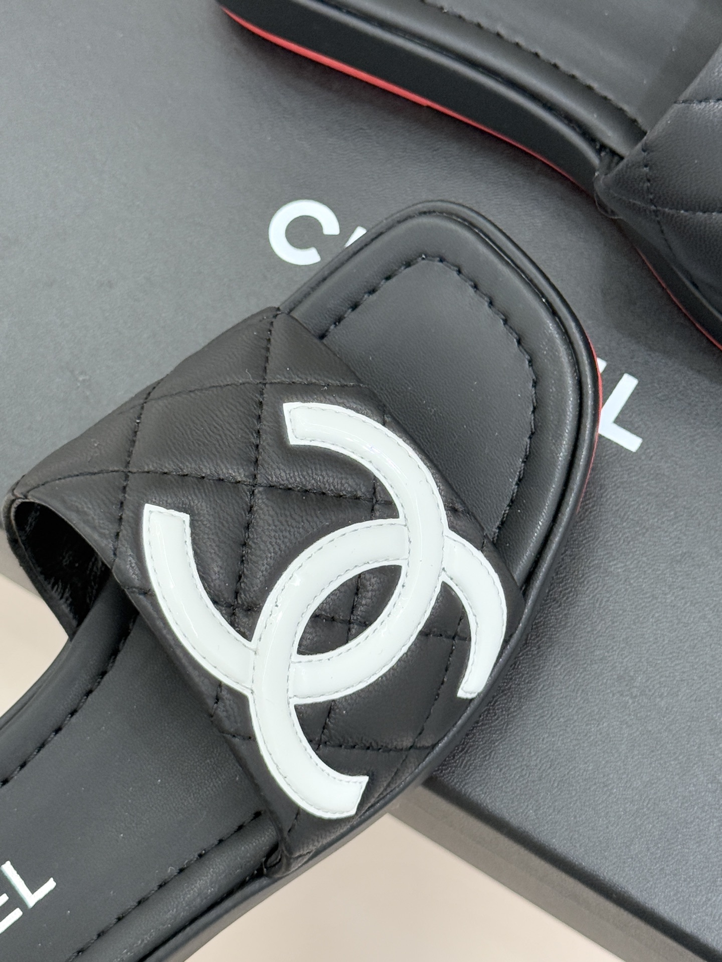 CHANE*｜小香中古大双C菱格厚底拖鞋 时光淬炼的经典复古奢雅藏于这双中古拖鞋的肌理之间。经典菱格绗缝