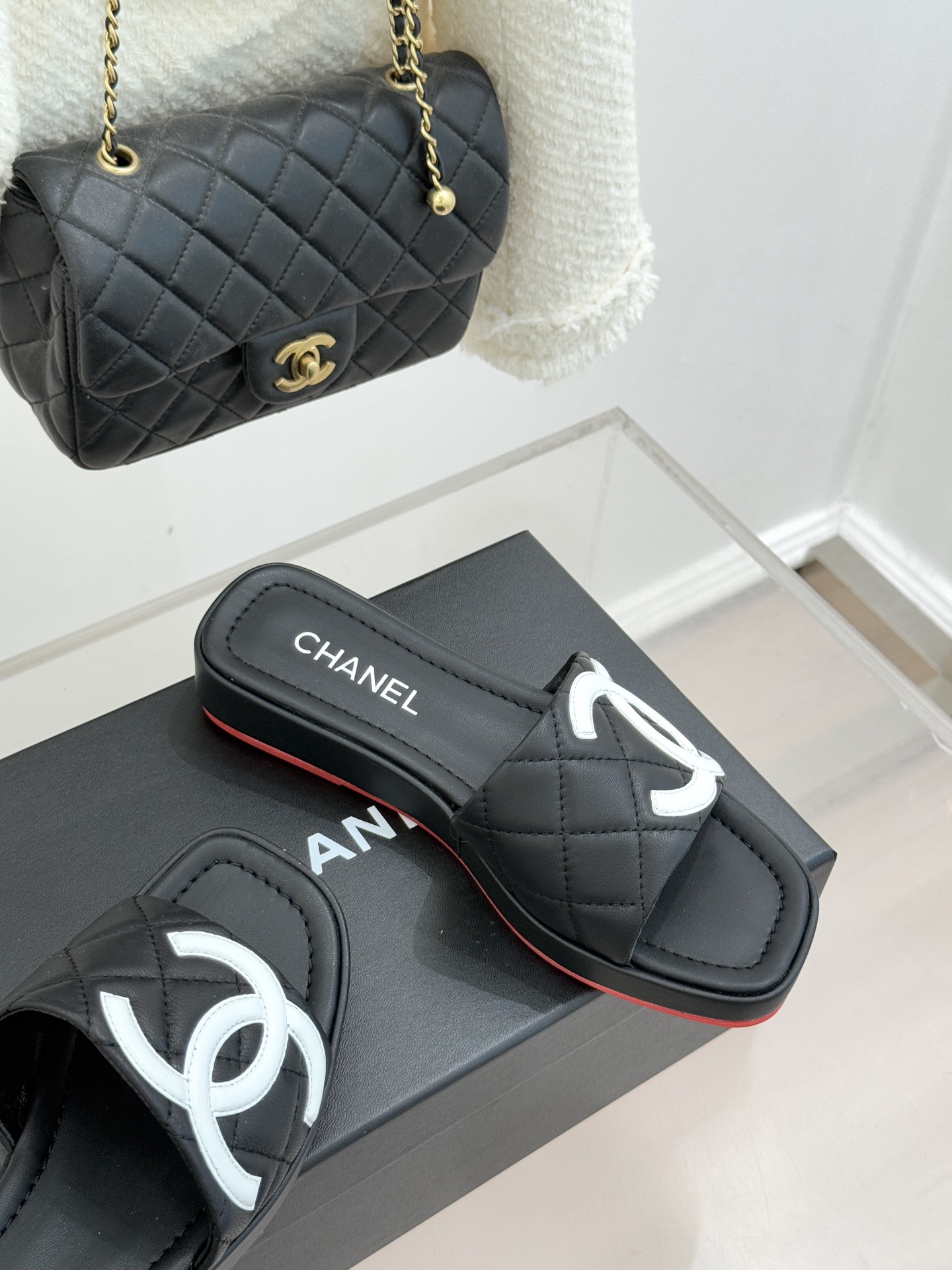 CHANE*｜小香中古大双C菱格厚底拖鞋 时光淬炼的经典复古奢雅藏于这双中古拖鞋的肌理之间。经典菱格绗缝