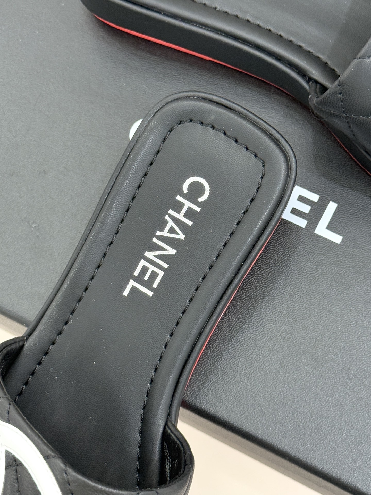 CHANE*｜小香中古大双C菱格厚底拖鞋 时光淬炼的经典复古奢雅藏于这双中古拖鞋的肌理之间。经典菱格绗缝