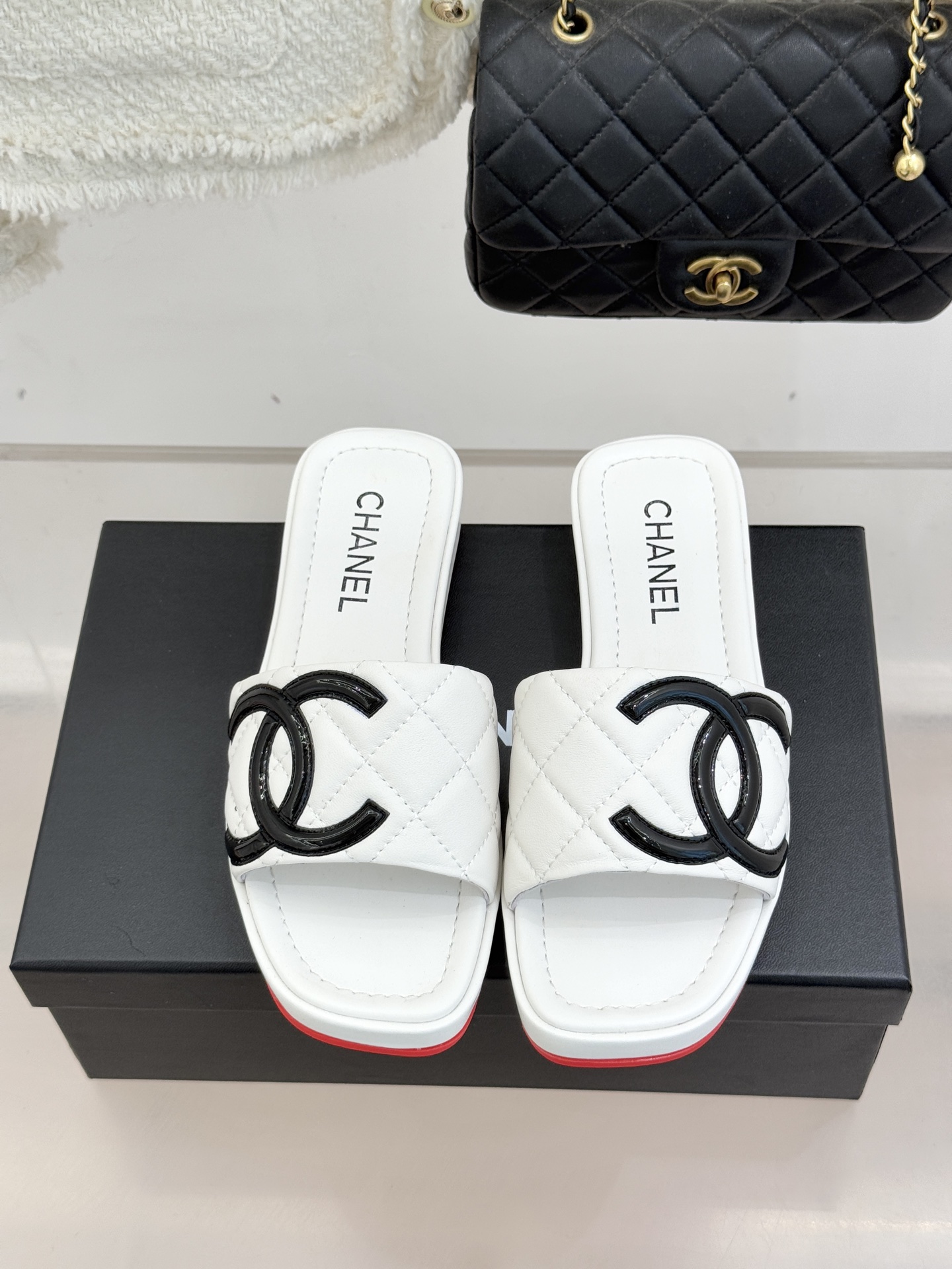 CHANE*｜小香中古大双C菱格厚底拖鞋 时光淬炼的经典复古奢雅藏于这双中古拖鞋的肌理之间。经典菱格绗缝