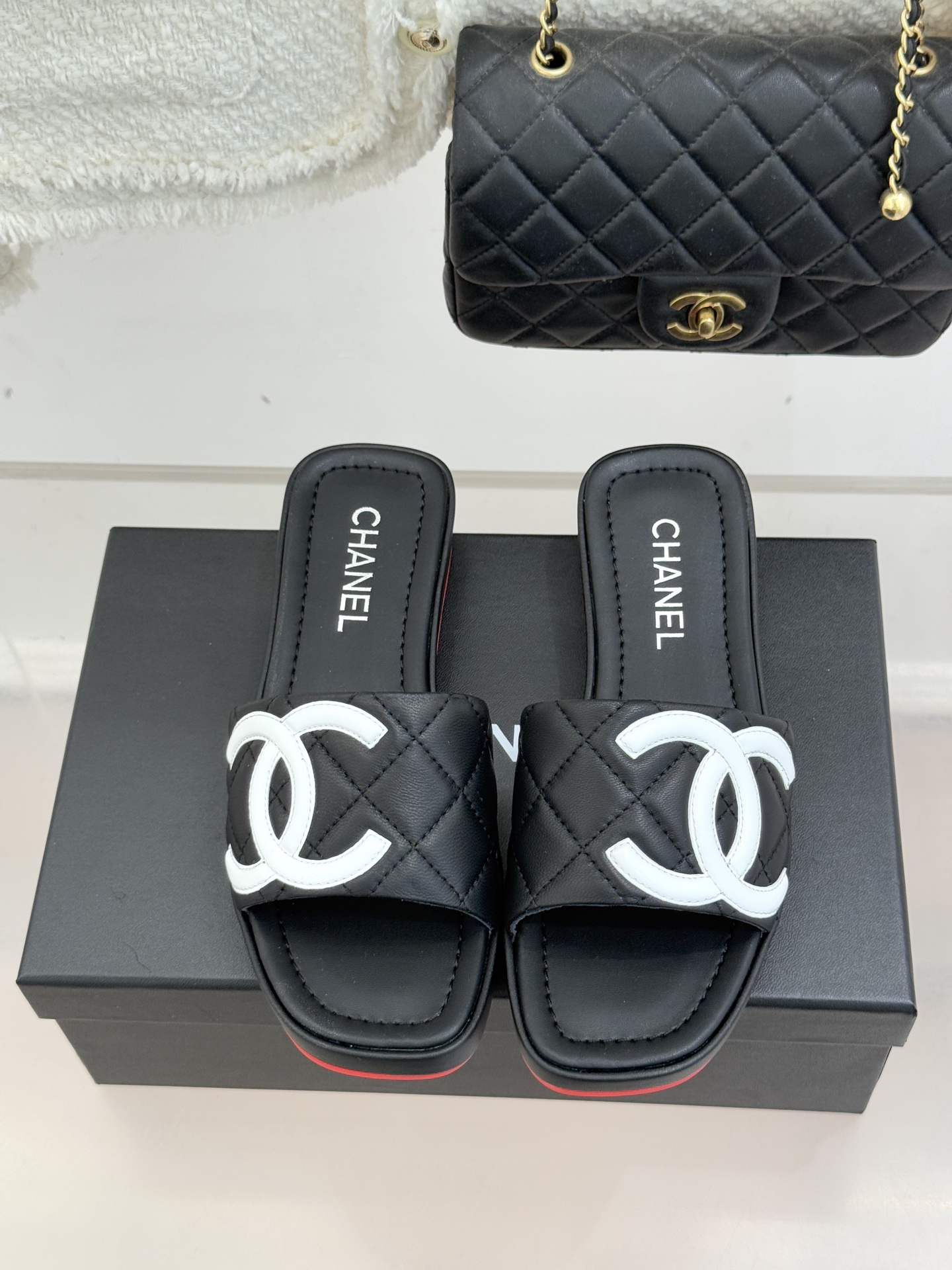 CHANE*｜小香中古大双C菱格厚底拖鞋 时光淬炼的经典复古奢雅藏于这双中古拖鞋的肌理之间。经典菱格绗缝