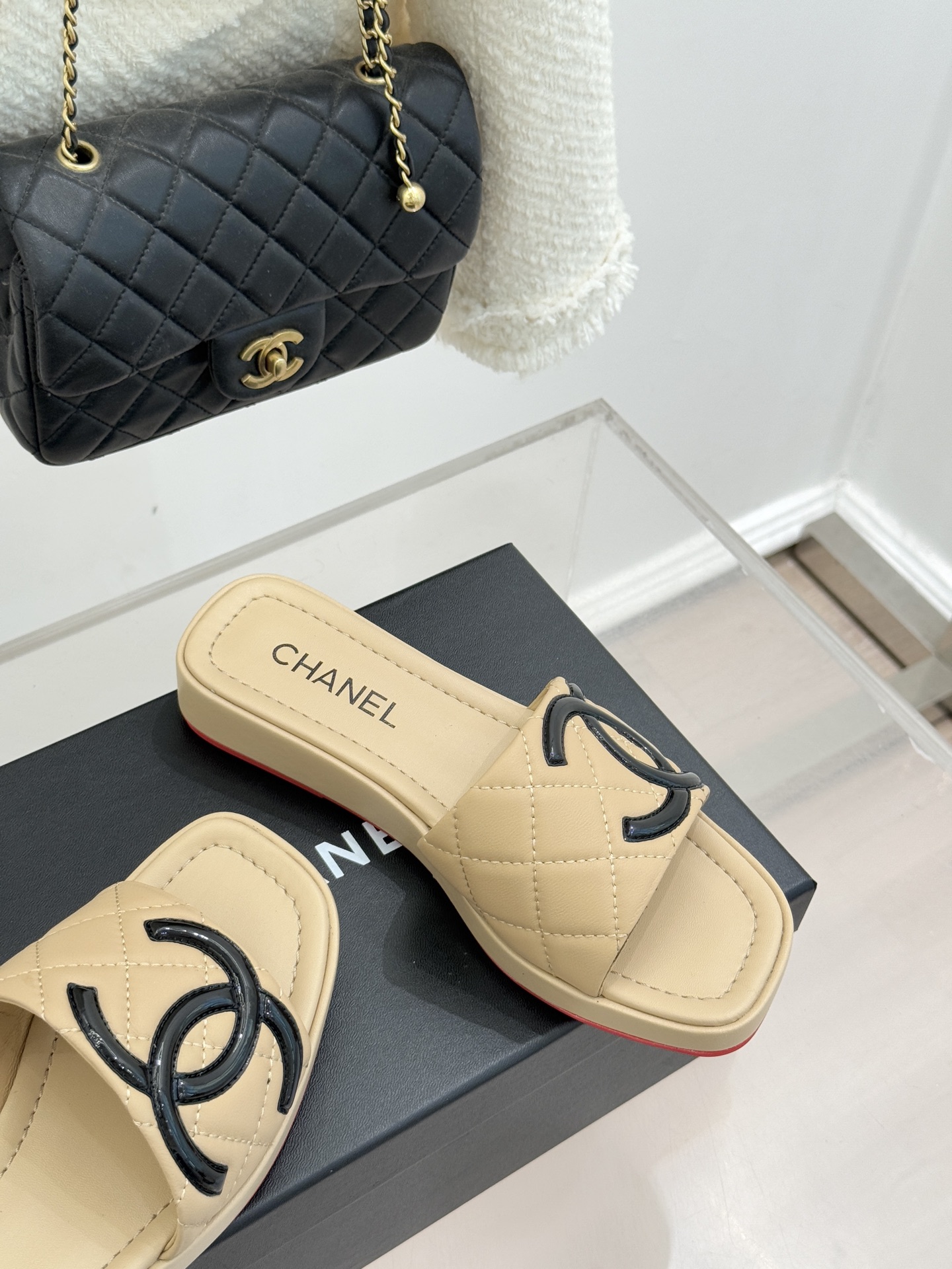 CHANE*｜小香中古大双C菱格厚底拖鞋 时光淬炼的经典复古奢雅藏于这双中古拖鞋的肌理之间。经典菱格绗缝